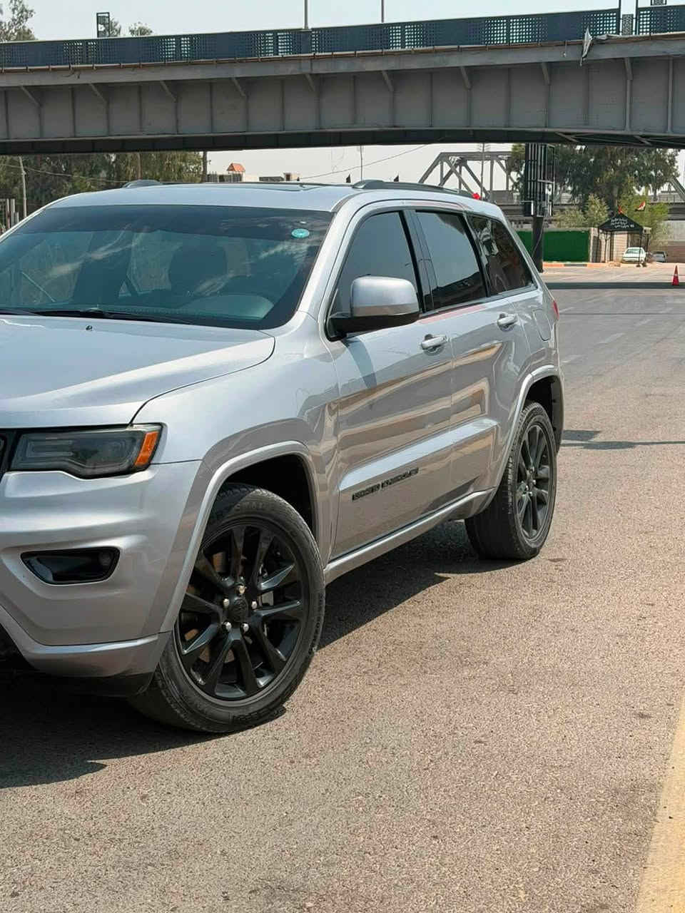 /للبيع Jeep Grand Cherokee Black Top/2021

إذا تدور على سيارة نظيفة وفخمة وجاهزة للاستخدام، هاي فرصتك.

✅ جيب جراند شيروكي بلاك توب 2021

* محرك 3.6L Pentastar V6
* قير أوتوماتيك 8 سرعات
* فتحة سقف (Sunroof)
* جنوط سود أصلية Black Top
* شاشة كبيرة مع Apple CarPlay & Android Auto
* تشغيل بصمة + تشغيل عن بُعد
* كاميرا خلفية
* حساسات
* مثبت سرعة
* مكيف ثنائي التحكم
* إنارة LED
* نظام مانع انزلاق وثبات إلكتروني (ESC)
* وسائد هوائية متعددة

✨ السيارة نظيفة جداً، استخدام شخصي، جاهزة وما تحتاج أي صرف.
 بيهة صبغ باب خلف السايق و صندوق 

📍 الموقع: ديالى بعقوبة

📞 للاستفسار على الخاص أو الاتصال.***********

