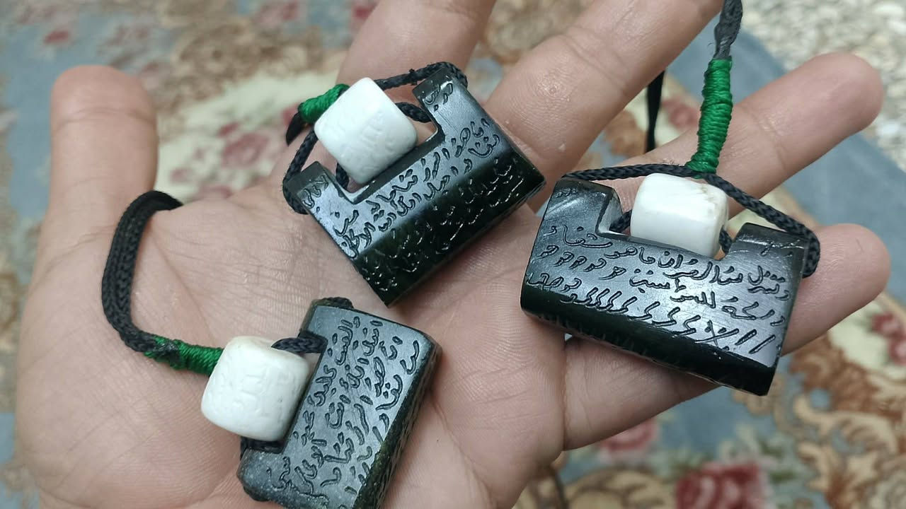 اللهم صل على محمد وآل محمد 
عباس أباد الأصلي بالذمه مخطوط بآيات التحصين... 
يستخدم للبيوت والمحلات وللتحصين الشخصي.. 
ومجرب لتنظيف الأجسام من الاسحار والعين والطاقات السلبيه.. 
يستخدم للعين والنفس والاسحار اعاذنا الله واياكم.. 
للاستفسار الاتصال على الرقم.
***********
