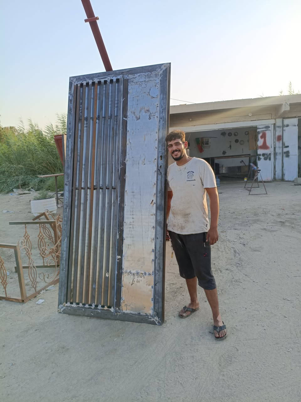عاجل انسب الاسعار اسعار جمله اسعار جمله 
متر شباك 40الف  حديد مليم ونص وبيبان قاصه او بديل الخشب متر في 3سعره 250الف 
صور يمك وانت احكم شرط شغل درجه اولى 
باب اسلايت 450الف 
باب طلاكتين 250الف 
كرفونات و سقايف سندويج. المتر 25الف 

سقايف الكيسبان المتر 28الف 

متر المحجر 45الف 
واتساب ***********او مراسلت الصفحه

نص مكتوب في الصور:
- @bagerhussein94
- TikTok Lite
- @nin.rzs
