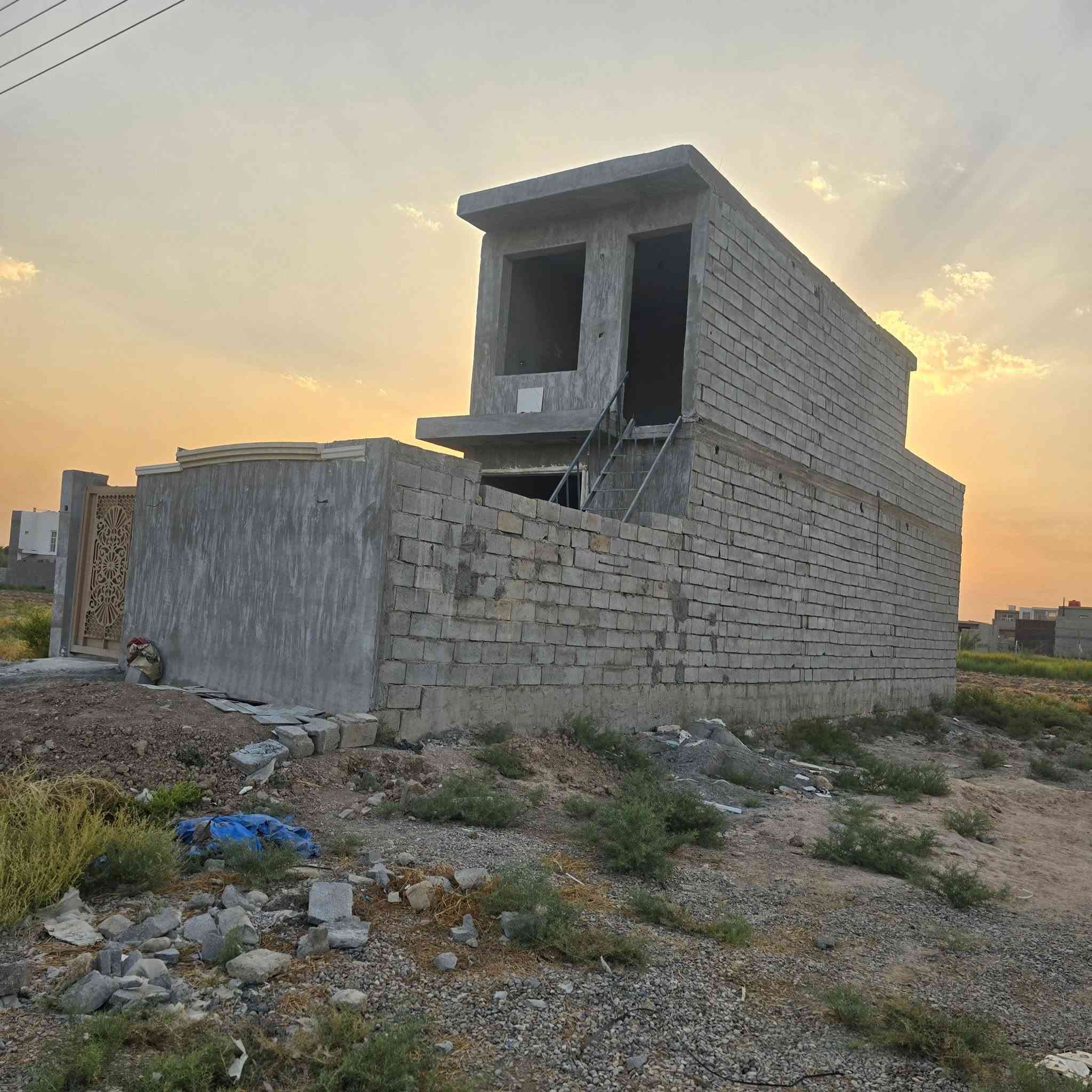 سلام عليكم بيت للبيع حي المصطفى خلف الناحيه ١٠٠ متر قاطين زراعي سند ٢٥ نقص فقط بوب وشبابيك سعره ٤٠ وبي مجال بصيط ***********
