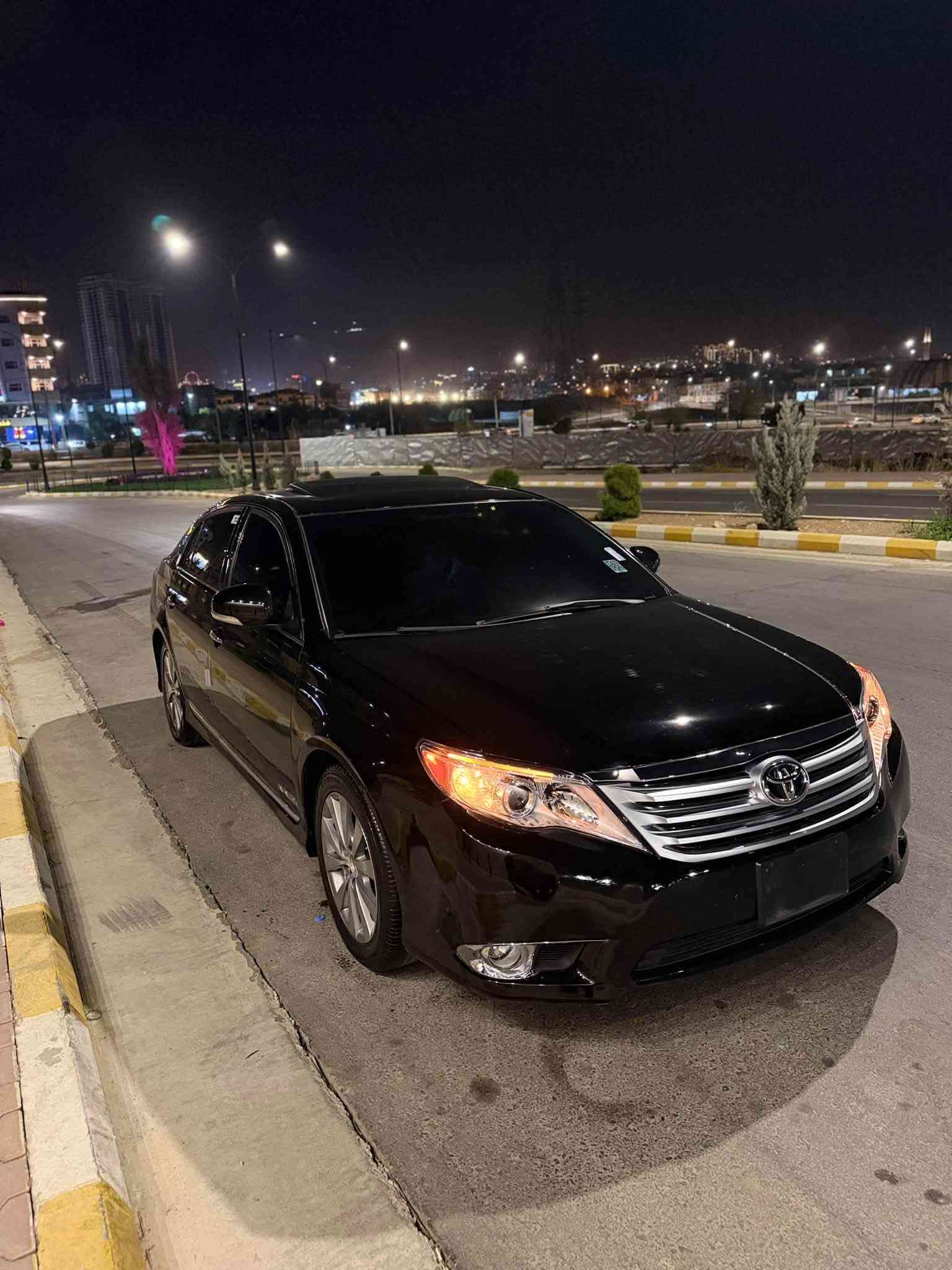 تۆیوتا ئەڤەلۆن ٢٠١١ ساخ بێ ڕەقەمی دوبەی
قەپات مواسەفات ناوزەرد  پسمە نیە 
گێڕ و مەکینە ئیسپانەی بەرنەکەوتووە 

چوار تایەی لۆکی لە ژێراییە
هەموو گیانی لەسەر دەقی بیلادییە
خێرام  هەیە لە دواوە لەسەر ساخی بەبێ چەکوش
سەیارەکە فول مەسرەفە لە ڕەسمەکان جوانترە

سحری ١٠٠ مەجالێک  برایانە
گۆڕینەوە ناکەم تەنها فرۆشتنە
ئەگەر موشتەریی تێل کە  ***********
