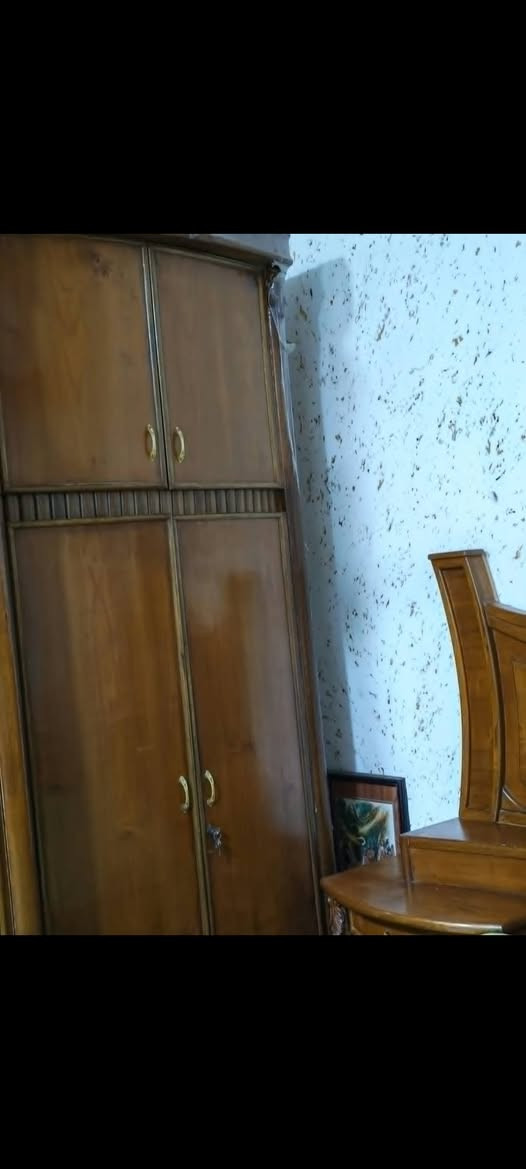 السلام عليكم ...غرفة نوم كامله .كنتور 6 ابواب طابقين مع زاويه ملحق وچربايه وميز تواليت وميوزه اضافيه شاهد الله الغرفه تسگام نجاره ونظافتها 90/100 الشراي اتصال ع الرقم ***********
