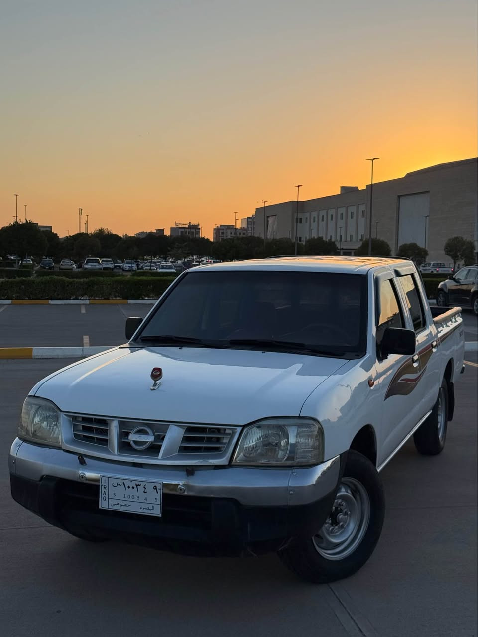 نیسان پیکاب ٢٠١١
بێ رەقەم تازە داخیل بووە
بێ دەعم بێ لێدران 
سبوخ بە شەرت نیە 
سەیارەکە بێ مەسرەفە تەقەو رەقەی بەشەرت
***********
*********** أربيل, العراق
