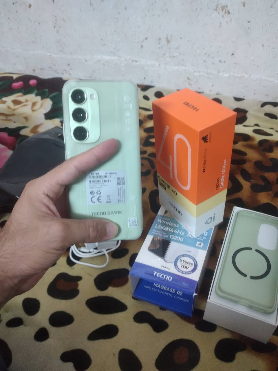 السلام عليكم ورحمة الله متوفر... 

تكنو سبارك 40 برو بلاس 

TECNO SPARK 40 Pro+

ذاكره 256 
الذاكره العشوائيه 12
سعة البطاريه 5200 ملي امبير
الشحن الذكي السلكي السريع  45 W  واط
الشحن اللاسلكي 35 W واط
رام 8 + 8 
معدل تحديث الشاشه 144HZ هرتز 
قياس الكميرا الخلفيه 50 MP ميكابكسل
الكميرا الاماميه 20 MP ميكابكسل
شريحتي سيم كارت 2 SIM
اللون فستقي 💚
النظافه 100/100 

الموبايل انفتح من الكارتونه قبل 4 ايام مشحون 3 مرات فقط... تواصل واتس آب.. 

***********
