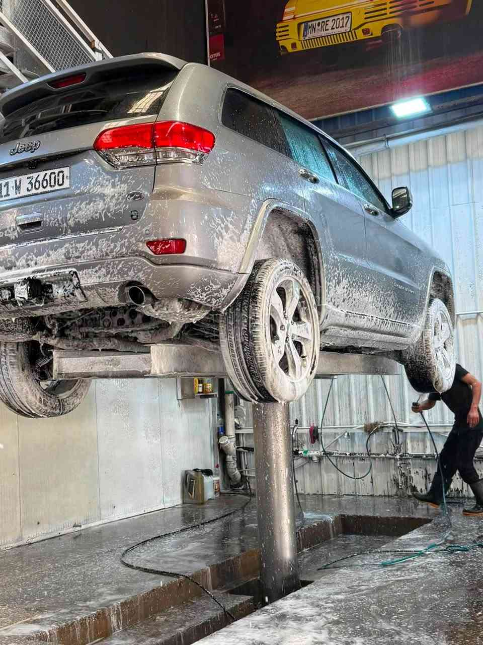 🚘 للبيع | جيب شيروكي  2016 🚘
للبيع جيب شيروكي فئة ال اوفر لاند السيارة اعلى فئة 1/1 السيارة كلين بدون ضرر كفالة عامة موديل 2016، وارد أمريكي، لون سلفر، 6 سلندر بنزين.
🔹 المواصفات:�✅ فئة Overland (فل أوبشن)�✅ محرك 6 سلندر بنزين�✅ عداد 91 ألف مايل�✅ نظام تعليق هوائي (Air Suspension)�✅ داخلية جلد فاخرة�✅ بانوراما�✅ تشغيل بصمة وستارت�✅ كاميرا خلفية وحساسات�✅ تبريد وتدفئة للمقاعد�✅ باب خلفي كهربائي�✅ السيارة بحالة ممتازة وجاهزة للاستخدام.
📌 معلومات مهمة:
 ● وارد أمريكي.
 ● صور الحادثة موجودة ومتوفرة للجادين بكل شفافية.
 ● الفحص خير دليل على حالة السيارة.
📍 الموقع: بغداد الكاظمية 
للاستفسار والتواصل على الخاص أو الاتصال. ***********
السعر 210$
