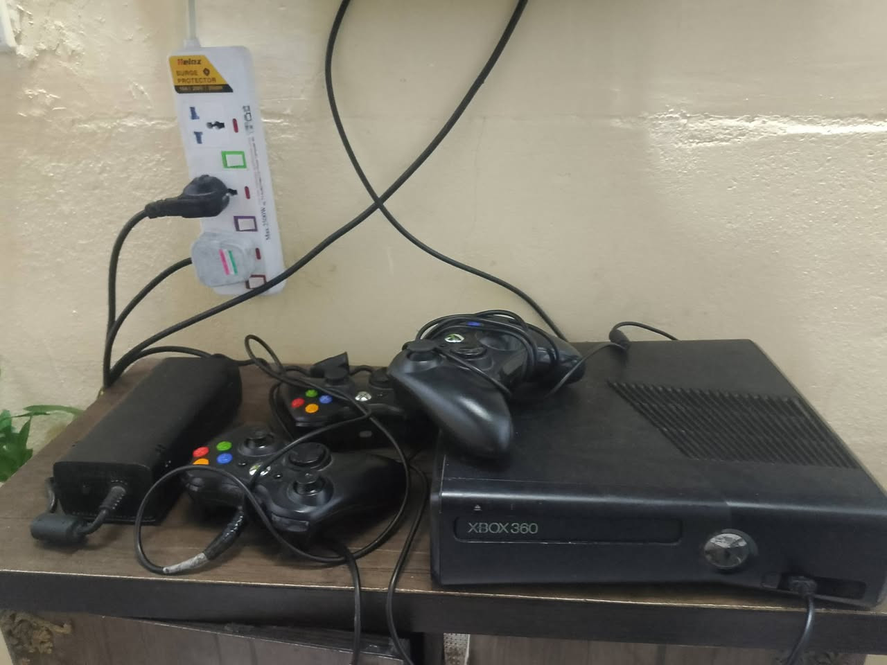 سلام عليكم XBOX360 للبيع اخو الجديد هارد 132لعبة العاب قوية سعر90الف رقم التواصل ***********
