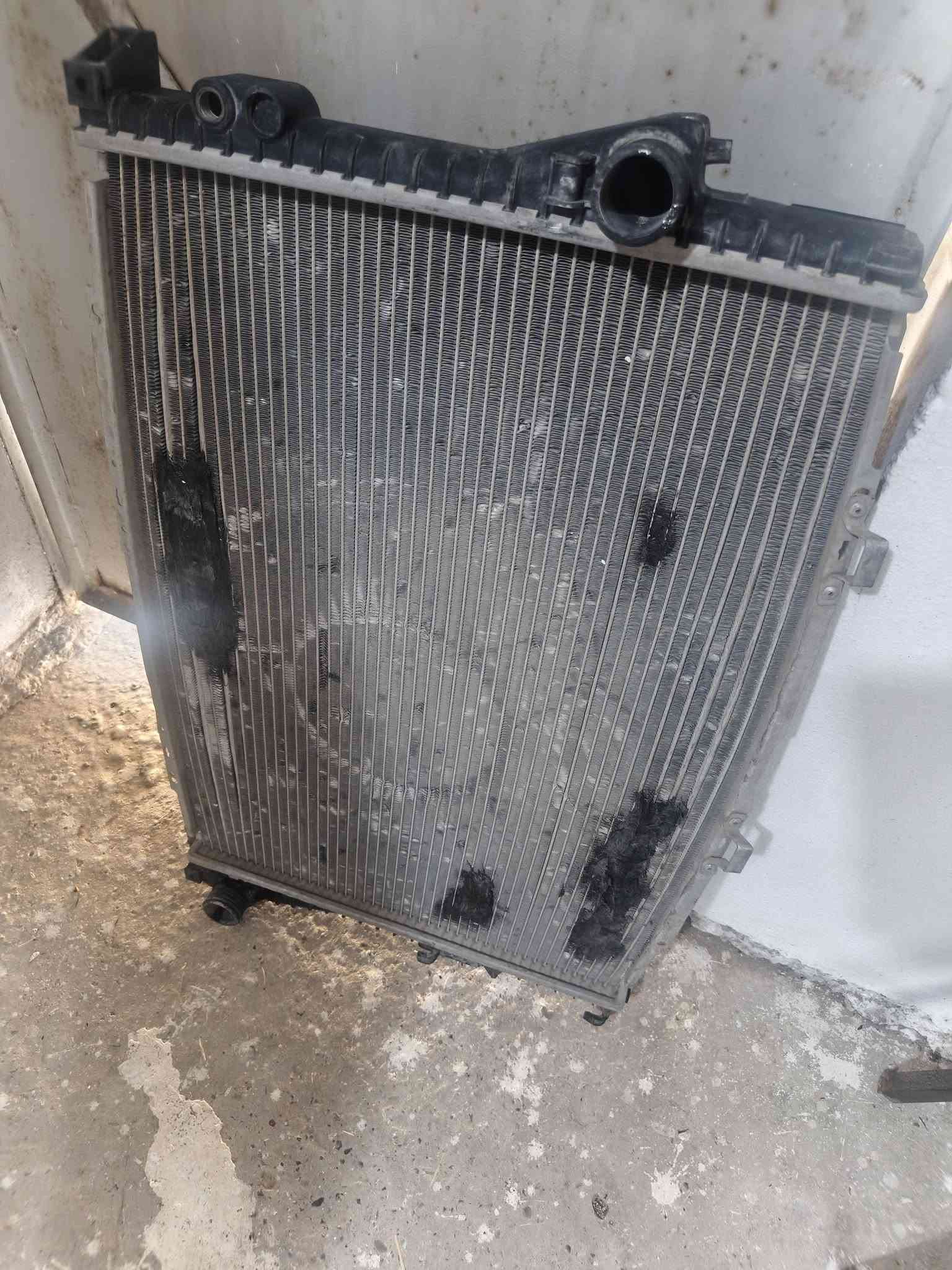 بسم الله الرحمن الرحيم.
للبيع غراض خفاش مستخدم بيهن مال حاويه وبيهن تفصيخ عراقي. 
عنوان موصل ***********
