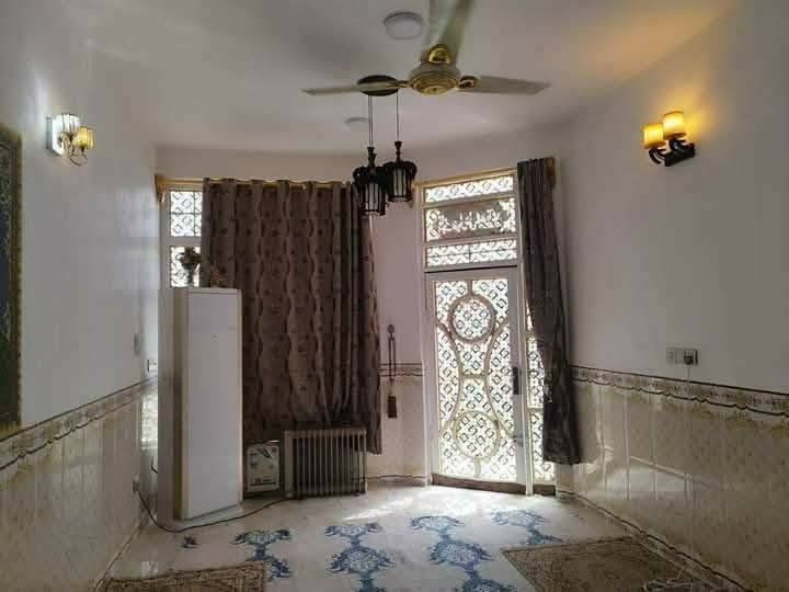 السلام عليكم دار سكن للبيع فول المواصفات في الكوت منطقة حي الحكيم نزلة بيت خليفة يقع على شارع 10م مساحتة 200م البناء طابوق درجة اولى والسقف صب مسلح والارضية والجدران سيراميك ويتكون البيت من غرفتين نوم وصالة واستقبال ومطبخ وصحيات داخلية وخارجية ومرقم من قبل البلدية السعر 60 وبي مجال الاستفسار الاتصال على هذا الرقم ***********
