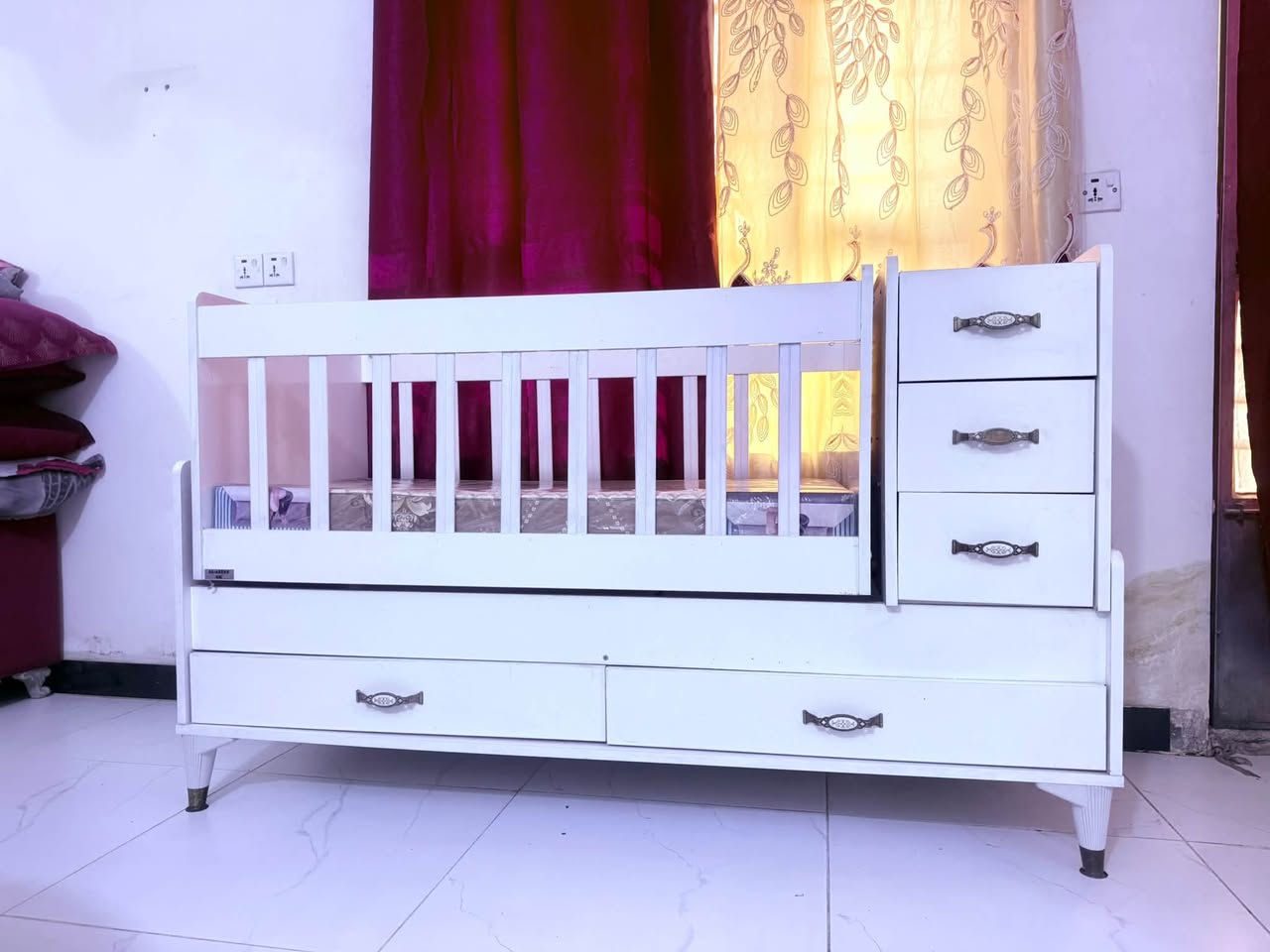 سرير طفل لعمر ٥ سنة مستعمل شهر للاستفسار ***********
