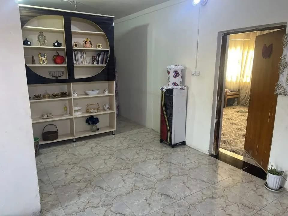 بيت للبيع
الموقع: منطقة البو شامان مقابل مدرسة غزة📍 
المساحة 500م 
يتكون من بيت رئيسي  ومشتمل مستقل و شقتين طابق ثاني
مناسب للسكن و للاستثمار 
البيت الرئيسي: • كراج كبير مع حديقة
• مطبخ 4x5
• هول 5x6
• غرفة ضيوف (خطار) 8x5
• موزع 6x4
• غرفة نوم مع سويت داخلي 5x4
الطابق الثاني: عبارة عن شقتين مستقلتين
الشقة الأولى: • موزع 5x4
• 3 غرف (5x4 لكل غرفة)
• مطبخ 3x3
• مجمع صحيات
الشقة الثانية: • مدخل مع مطبخ 3x3
• مجمع صحيات
• هول 5x4
• غرفة نوم 5x4
المشتمل الأرضي: • كراج كبير مع صحيات
• مطبخ 4x5
• هول 5x4
• غرفة مع سويت 4x5
• غرفة صغيرة تستخدم مخزن
للاستفسار:
***********
