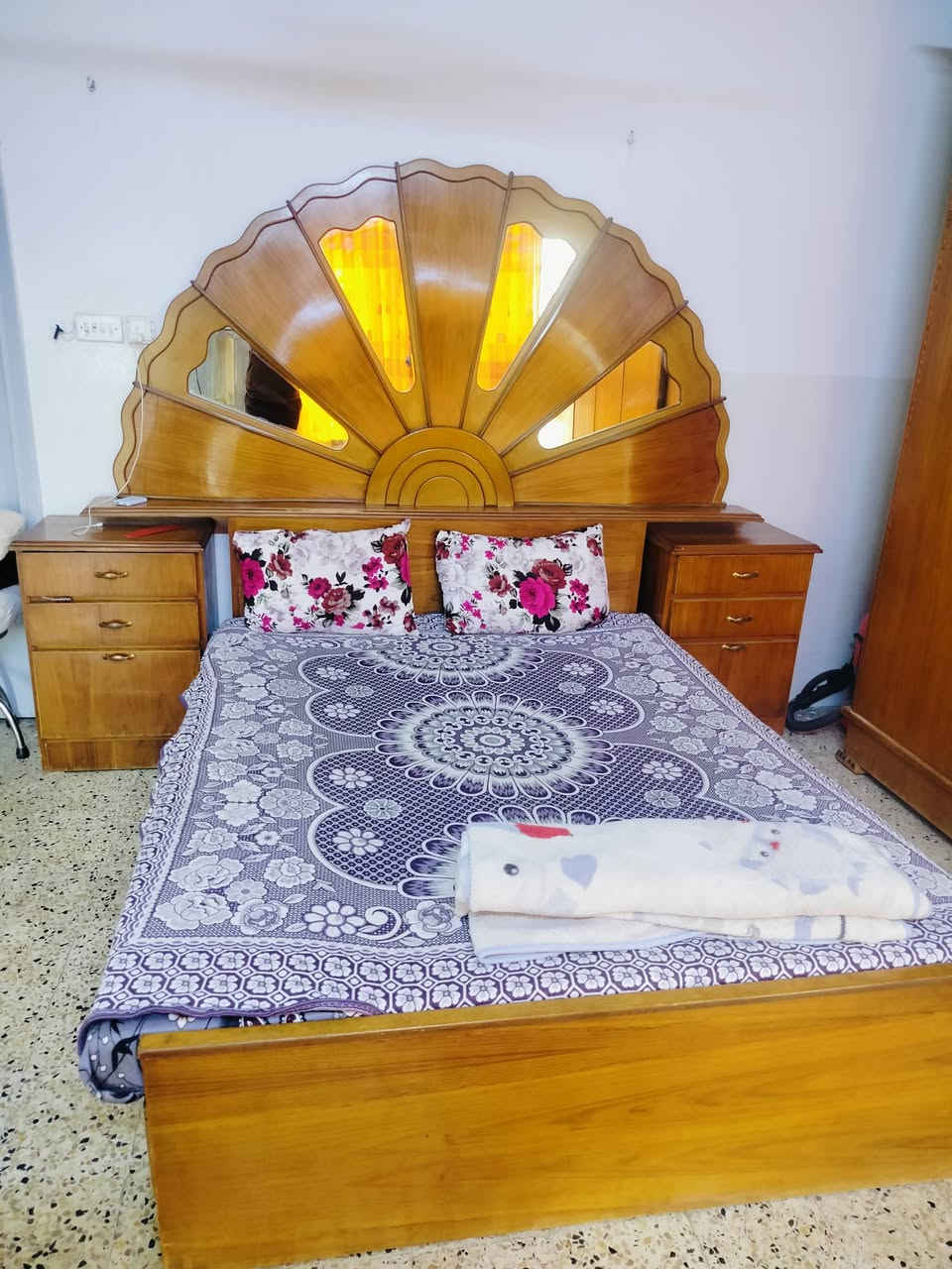 السلام عليكم غرفة نوم ست ابواب ملحق شغل ثقيل 
 للاستفسار الاتصال على ***********
