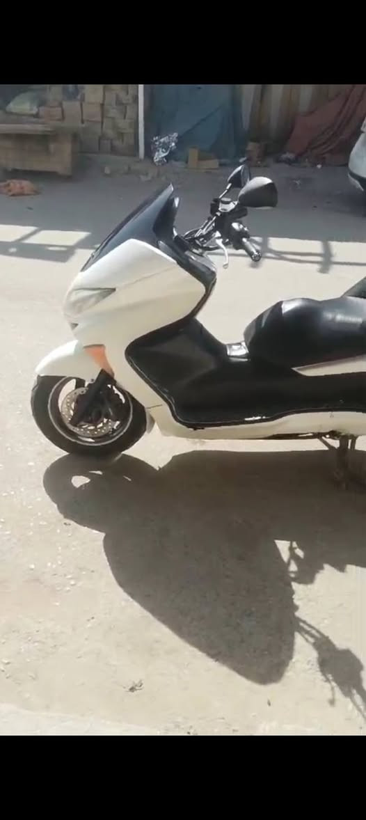 السلام عليكم شباب للبيع فورزه 09 عميه
دراجه ما مفتوحه كهربائيات كلها شغاله كفراتها نضيفه مثل ما واضحه دراجه كامله شراي يتصل ع الرقم ***********
