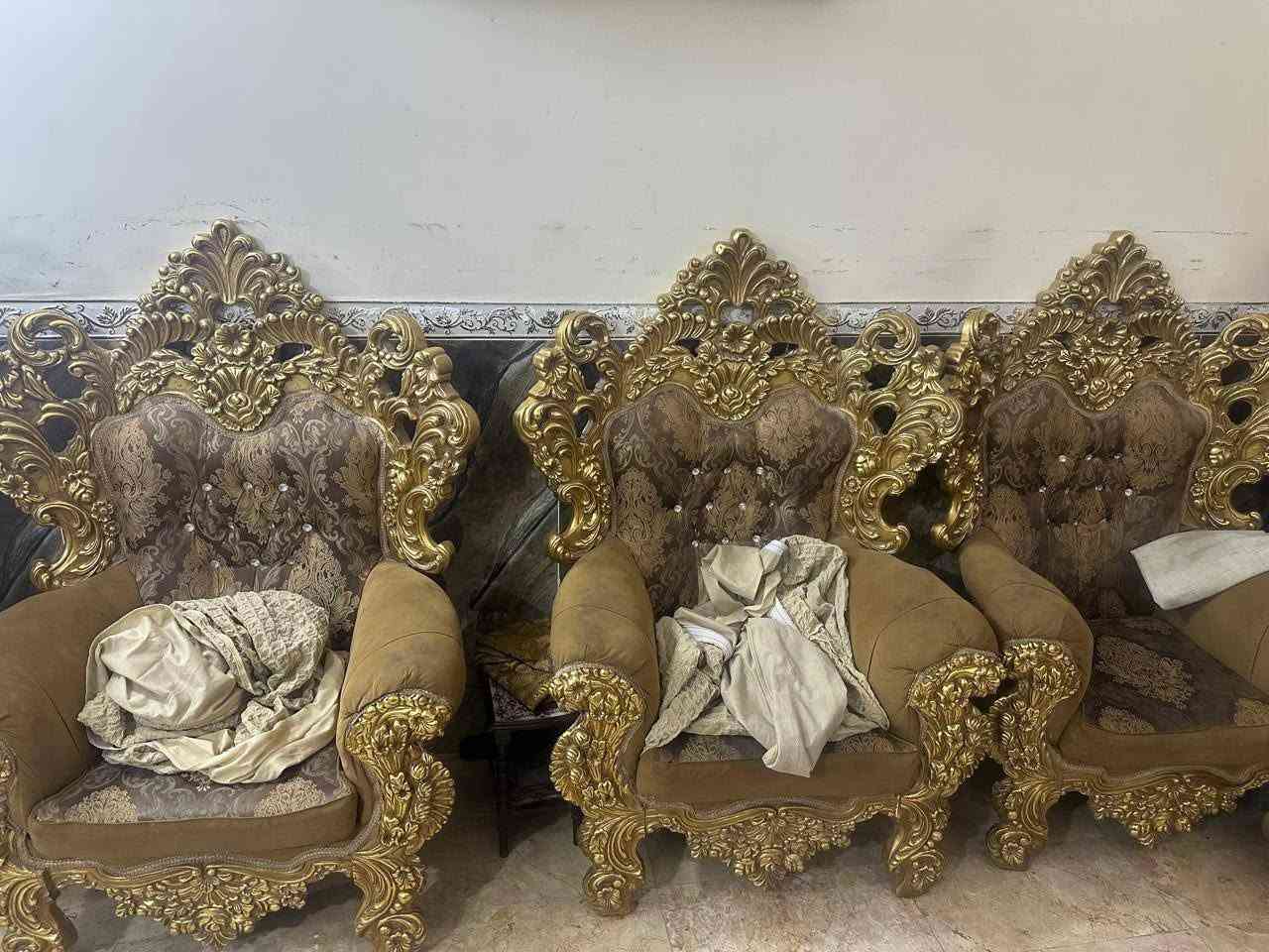 تخم ملكي 2كبار و4كراسي 10مقاعد مع طبلاته كامل نضيف لوك سعره ٧٠٠
للعلم مشتري اب 2مليون  المكان جميلة ***********
