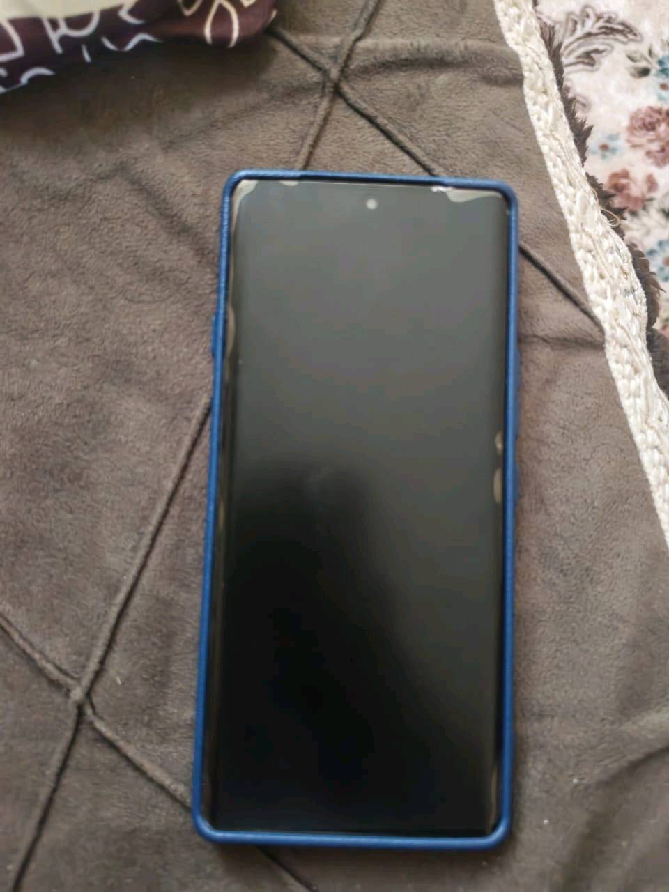 تكنو كمون 40 برو 5g 
256/8
هلا، الجهاز شكد مستخدم بالضبط؟ وبيه أي خدوش/ضربة/مشاكل بالشاشة أو الكاميرات أو البطارية لو كله سليم؟: 
الجهاز نضيف فقط دكمة التشغيل والاطفاء فالتة
شنو اللي راح يجي ويا البيع بالضبط: الكارتون، الشاحن الأصلي، الكيبل، الجراب، ورق/كتيب الضمان؟: 
الكارتون والشاحن 