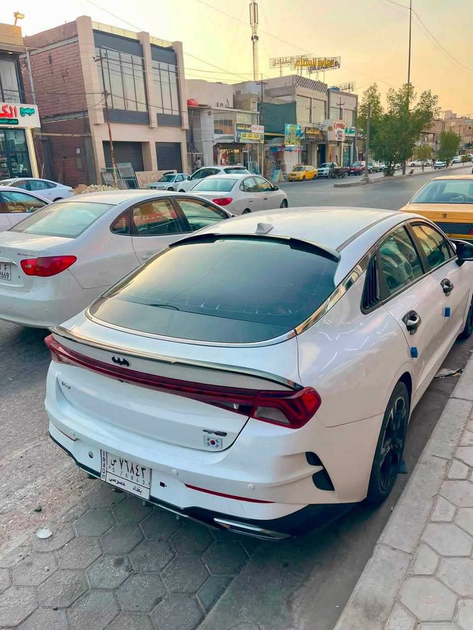 للبيع سيارة KIA K5
موديل 2021، تجمع بين التصميم الرياضي الأنيق والاعتمادية العالية. السيارة استخدام شخصي, نظيفة جداً من الداخل والخارج، ومخدومة بالكامل وجاهزة للاستخدام الفوري بدون الحاجة لأي مصاريف إضافية.سنة الصنع: 2021عداد الممشى: 190 ألف كيلومتر (ممشى حقيقي).
المواصفات: فول مواصفات أعلى صنف (باستثناء السقف)، 
• شاشة عرض لمس متطورة مع نظام ملاحة وكاميرا.
•رادارات وأنظمة أمان متكاملة للمساعدة في القيادة.
•تشغيل ذكي (بصمة) وتشغيل عن بُعد.
•صالون داخلي بحالة الوكالة وتكييف جديد.
•جنوط (ويلات) ألومنيوم رياضية مميزة حجم 18 رياضي.

الحالة الميكانيكية: المحرك سليم، الكير، والتبريد بشرط الفحص الكامل في أي مكان يختاره المشتري.
تعرضت الى ضرر خفيف في الجاملغ الخلفي مصلح مسبقاً
-الموقع: [النجف].
السعر: [122$] (قابل للتفاوض البسيط مع الشراي الجاد).السيارة للمستخدم الذي يبحث عن الفخامة والراحة على الطريق بسعر مناسب.📱 للتواصل والاستفسار (اتصال أو واتساب): [***********]
