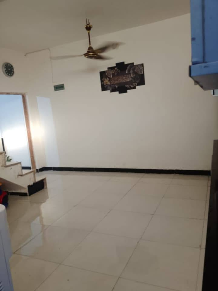 🏡 دار للبيع – فرصة بسعر مناسب
📍 الموقع: وردية خارج، شارع المشجر، مقابل الدكتور أحمد جمل.
📐 المساحة: 120 م
📏 الواجهة: 6 م
🛣️ عرض الشارع: 8 م
📄 نوع العقار: طابو زراعي – سند 25
مواصفات الدار:
طابق واحد
غرفة نوم
استقبال
هول
مطبخ
خدمات صحية داخلية
🔹 ملاحظة: يحتاج فقط إلى ستارة وبيتونة.
✅ الخدمات متوفرة بالكامل:
ماء
مجاري
إنترنت ضوئي
💰 السعر: 42 مليون دينار، قابل للتفاوض.
📱 للتواصل واتساب: ***********

