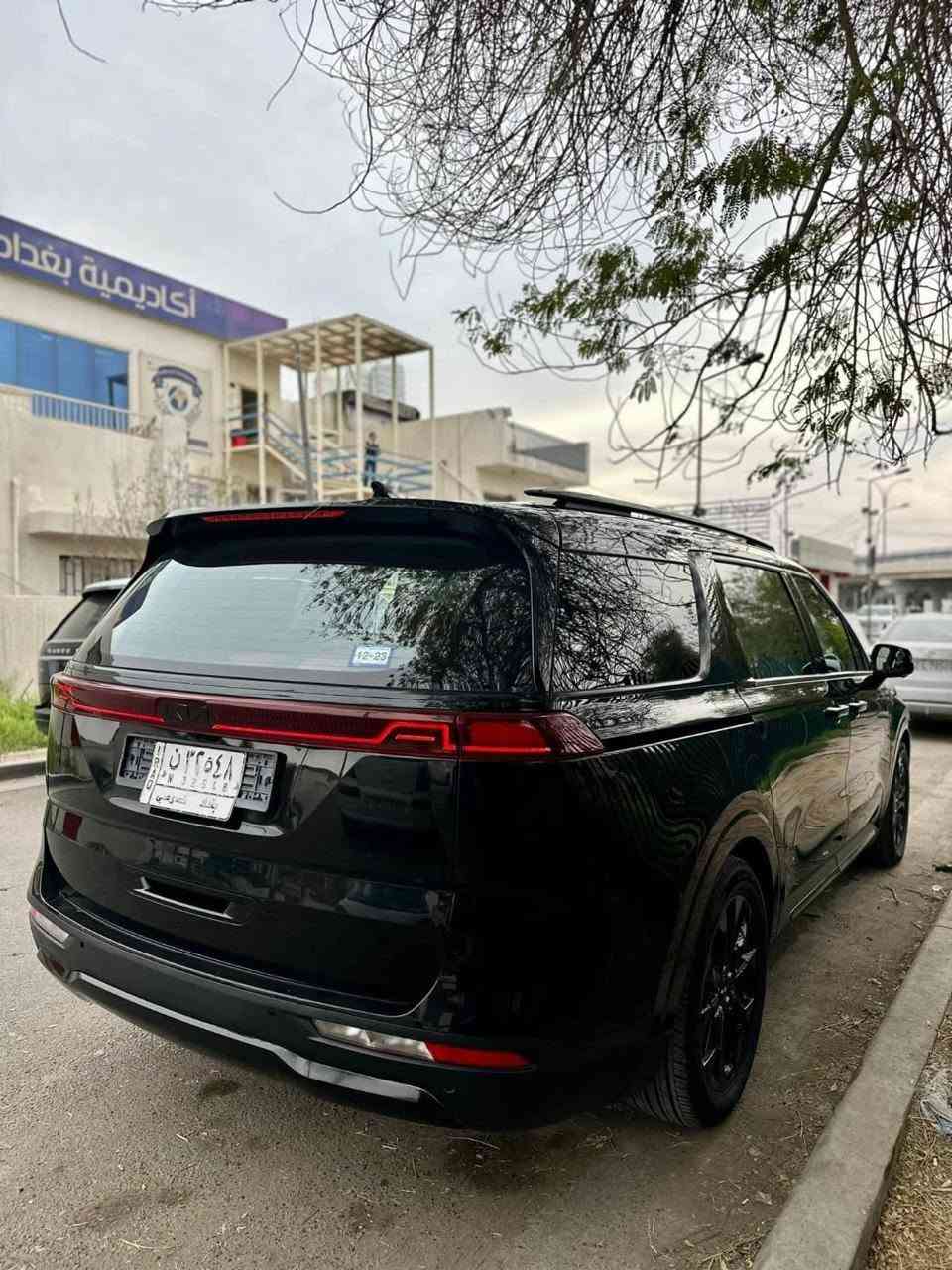كيا كرنفال لون اسود ملكي 
موديل 22  ارباكات سليمه  وبدون صبغ 
تشغيل عن بعد ، كشنات جلد ، كشن كهرباء 
شاشة كبيرة ، سايد بريك اوتو ، حساسات 
كامرة اماميه وكامرة خلفيه ، رادارات ، نقاط عمياء 
مثلث تحذير في المرآة ، انظمة قيادة ، إشارة بالمري 
بصمة ابواب ، الأبواب الجانبيه كهرباء 
محرك 3500 ، ستة سلندر ، بانزين ، ثمانيه راكب ماشيه ٢٠ 
السيارة مرقم بغداد مشروع وطني بأسمي تحويل ثاني يوم 
حادثها تبديل قبق الجنطه الخلفي بلادي  بنفس اللون بدون صبغ 
الشراي الاتصال ***********
