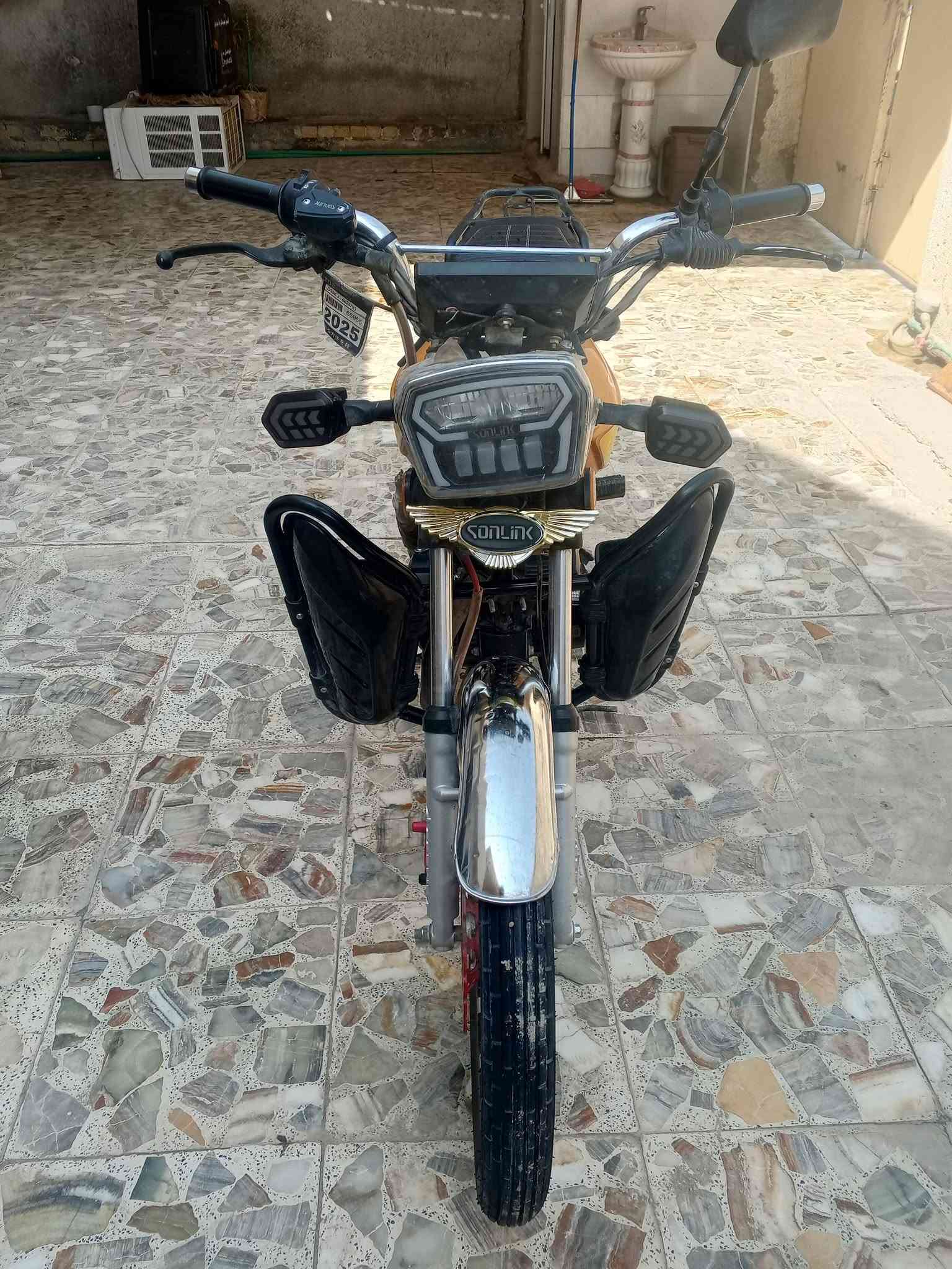 🏍️ للبيع دراجة سونك موديل 2025 
دراجة سونك 200cc موديل 2025، نظيفة ومرتبة وحالتها جيدة جداً، مثل ما واضح بالصور  واوراق منفيس كارتون موجوده ومكاتبه شراء موجوده ومكفوله ✨

🔸 موديل: 2025
🔸 المحرك: 200cc
🔸 تشغيل وأداء جيد
تخم تايرات جديد قبل شهر شديتهن 
🔸 الدراجة جاهزة للاستخدام
الدراجه فقط بيها ملاحظات 
المازده طاكه من جهة وحده بس طبيعي تشتغل عالي ناصي اشاره وميحتاج تبدلها 
والكير مال نمره الي يرجع طاك بس ميحتاج تبديل لان نمره سهله وطبيعي وتبديلها ميكلف ١٠ بس 
والدراجة مبدل الها كازكيت فقط كازكيت فقط 

💰 السعر: [650 الف] وبيها مجال للشراي 

📍 الموقع: سبع البور – ال4000
📞 للتواصل: [***********]
