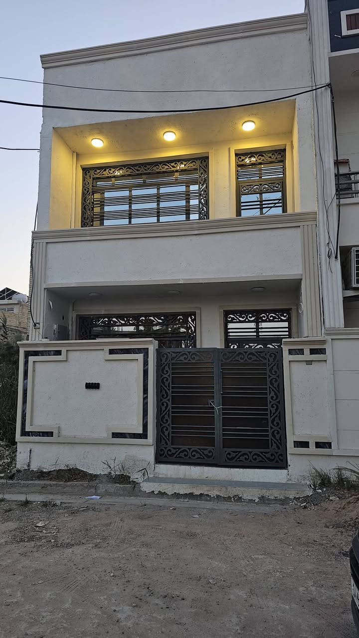 دار للبيع زراعي طابو باسمي انذار من كاتب عدل
المساحه ٥٠ م  واقع حال ٥٦ م 
طرمه صاله مطبخ حار بارد  خدمات 
الطابق الثاني  غرفة نومه وحلي وبالكونه 
الثالث بيتونه  
ارضيه سيرامك هندي درجه اولي 
تاسيس سبالت بكل اجزاء البيت 
درج المنيوم جام 
الحمام  غربيه دفن 
تاسيس كامرات وستلايت 
بنكات ساحبات واير سحب تانكي 
جاهز للسكن 
ماي ٢٤ ساعه مجاري كهرباء 
مكان سبع ابكار شارع كلية التربيه الاساسيه  اول فرع  قريب ع شارع 
السعر ١٤٢ مليون قفل من الاخير   
اتصال صاحب العقار  
***********
