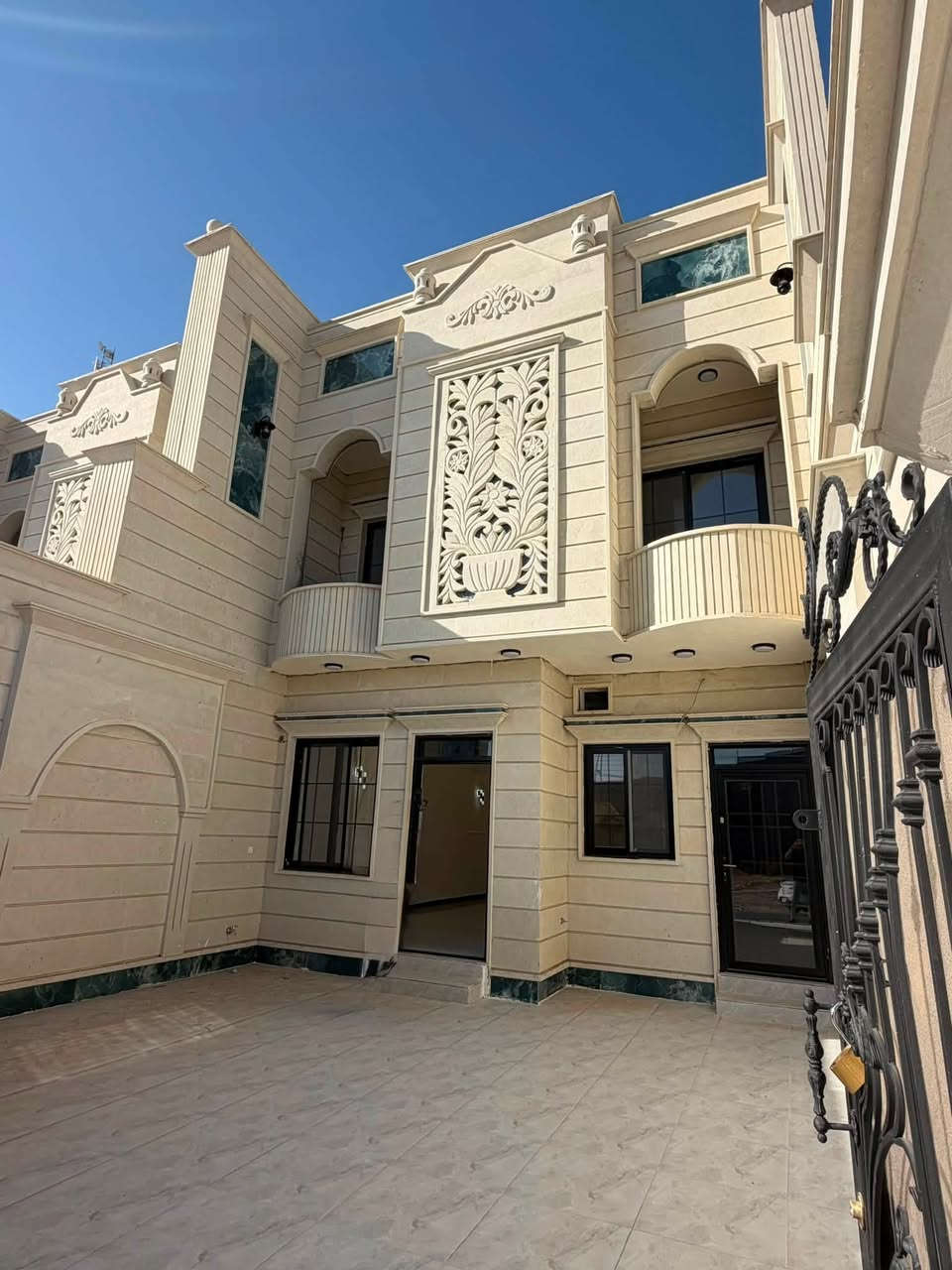 دار سكني للبيع
ديوم ال12 الف القريب على شارع 30 متر تبليط 
مساحة 210 واجها 7 نزال 30 
بناء زيرو حجر اخضر طبيعي 
السعر 170وبي مجال 
للاستفسار ***********
