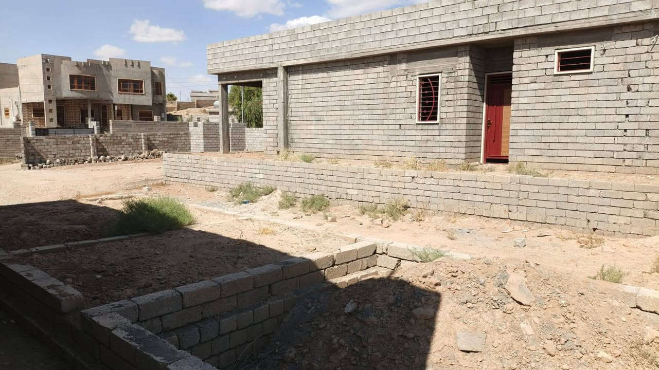 سلام عليكم بيت هيكل للبيع مساحه البيت 250 متر مساحه الأرض 1000 متر كافة الخدمات و يرهم مدة و معا كفيل و السعر تصل ***********.   *********** و ملاحظة البيت مكان الجميلة السياحة
