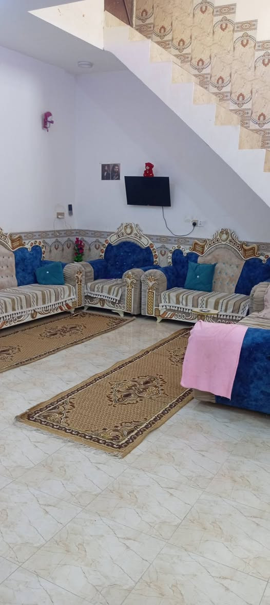 بيت مساحه ٢٠٠ غرف ٢ مطبخ ديوانيه حمام داخلي و مناور ٢ وصحيات خارجيه جاهز سيراميك حته ل مناور ول حوش ويا سبالت شغالات عدد ٣ لبيت بل حاوي لعباس منطقت رشيد لسراي عل كرمه لبيت صب اساس وصطح كونكريت رباط اتصل عل رقم ***********
