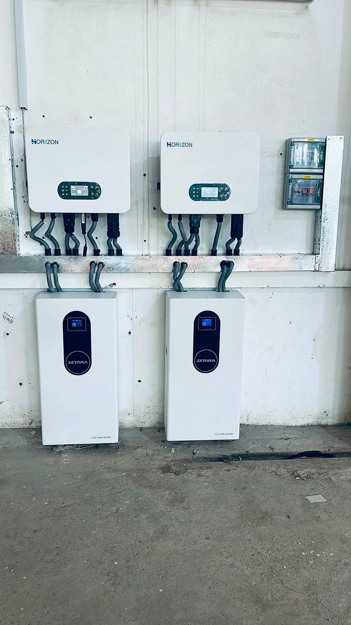 ☀️🔋 منظومة جديدة من تنفيذ شركة أبراج المهندسين للطاقة الشمسية

تم تجهيز وتنصيب منظومة متكاملة باستخدام إنفيرترات هورايزن مع البطارية العملاقة زيتارا Zetara، المصنعة خصيصًا لأسواق أمريكا الشمالية وأفريقيا.

⚡ أداء المنظومة:
🔹 65–70 أمبير نهاري
🔹 30 أمبير ليلي لمدة تصل إلى 4 ساعات
🔹 منظومة مصممة لتوفير أداء مستقر وموثوق للاستخدام المنزلي.

شاهدوا الفيديو للتفاصيل الكاملة عن المنظومة وطريقة عملها. 🎥

📞 ***********

📍 شركة أبراج المهندسين للطاقة الشمسية
ديالى – بعقوبة – شارع الدفاع المدني
مقابل معرض خريسان للسيارات

