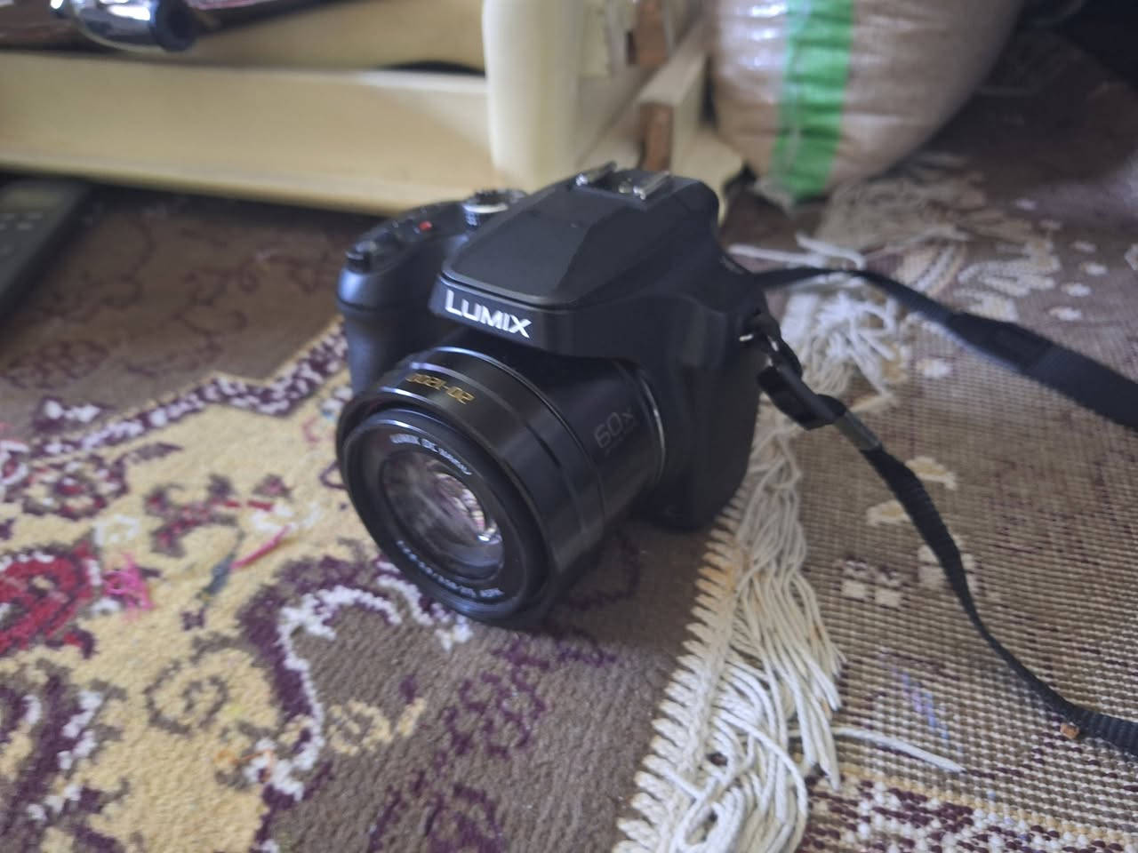 كاميرا Panasonic Lumix DC-FZ80 الاحترافية (سوبر زووم 60x وتصوير 4K)
كاميرا ممتازة وعملية جداً تجمع بين سهولة الاستخدام وإمكانيات التقريب الخارقة، مناسبة لتصوير الطبيعة، الطيور، القمر، وتوثيق السفر وصناعة المحتوى.
​أبرز المواصفات:
​زووم بصري عملاق 60x: بعد بؤري يمتد من 20mm (زاوية عريضة جداً للمناظر الطبيعية) حتى 1200mm لالتقاط الأهداف البعيدة بدقة عالية.
​جودة الفيديو: تصوير فيديو بدقة 4K سينمائية مع خاصية 4K Photo لالتقاط لقطات سريعة بدقة فائقة.
​المستشعر: دقة 18.1 ميجابكسل مع معالج سريع وأداء ممتاز في وضح النهار.
​الشاشة والتحكم: شاشة لمس مقاس 3 إنش مع محدد بصري إلكتروني (Viewfinder) لتسهيل التصوير تحت أشعة الشمس المباشرة.
​مانع الاهتزاز: نظام تثبيت بصري متطور (Power O.I.S) لتقليل اهتزاز اليد عند استخدام أقصى درجات الزووم.
​الاتصال: تدعم Wi-Fi لنقل الصور والفيديوهات مباشرة للهاتف أو التحكم بالكاميرا عن بُعد.
​حالة الجهاز والملحقات:
​النظافة: الكاميرا بحالة ممتازة وشغالة 100% بدون أي مشاكل أو أعطال فنية.
​الملحقات المتوفرة: (البطارية الأصلية، كابل الشحن، حزام الرقبة، غطاء العدسة).
​السعر: 380 الف (قابل للتفاوض البسيط للجادين).
​المكان: [النجف / شارع المدينة].
​للتواصل: [***********].
