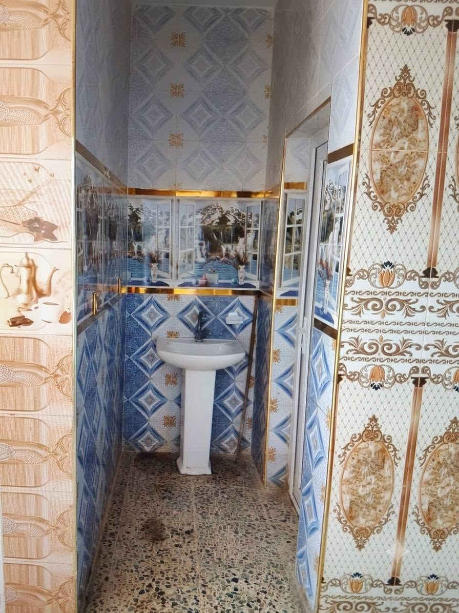 عمي بيت للأيجار موقعه حلو بضهرك شارع المنجزات قرب دائره الكهرباء ايجاره 325
غرفتين كامل من كلشي 
وكلشي متوفر يمك ركي وبرتقال وعنب 😂
للأتصال ***********
***********
