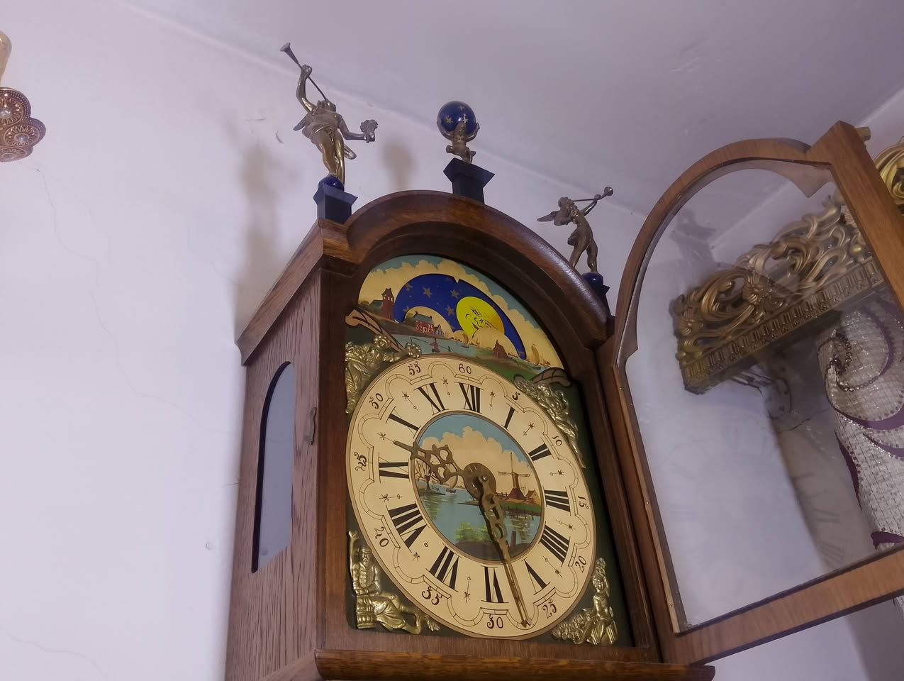 السلام عليكم 
ساعه اوربيه ألمانيه تحفه فنيه 
طولها 1.40cm ومكينتها المانيه اصليه 
السعر 525 وبيها مجال بسيط 
رقم هاتف ل تواصل واتساب ***********
أو مراسله خاص 
مكاني بغداد الشعب قرب شارع عدن
