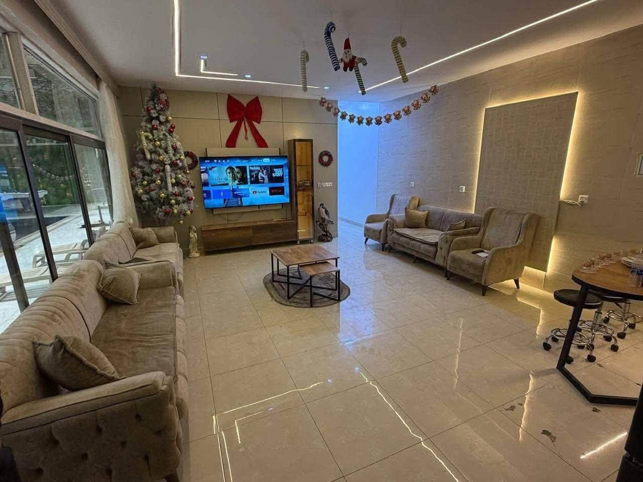 الحجز واتساب ***********
المزرعه موثقه بتطبيق اجرالي 

المسبح مغلق الطول 15 العرض 5

العمق تدريجي من 120 الا 175 

بليارد 🎱

فيشه 🎾

طاوالي 🎲

ورق 🃏

غرفتين نوم ماستر
