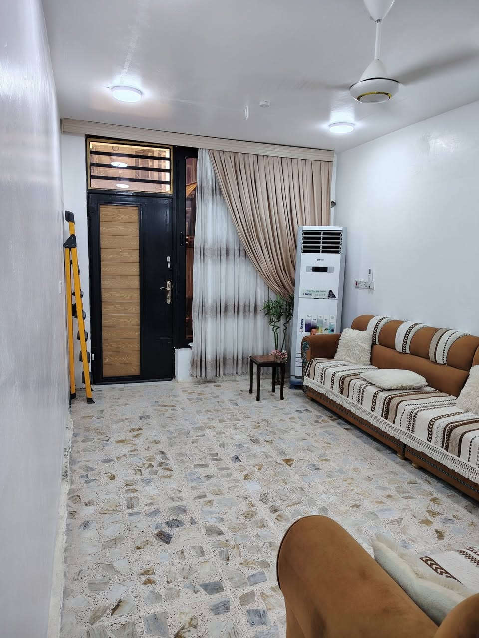 بيت للبيع في منطقة الشباب قرب محل ابو مخلص مساحته السند ١٧٠ متر طابقين الطابق الأرضي يحتوي صحيات خارجي وهول واستقبال  وغرفة نوم ومطبخين حار وبارد اضافه إلى ترك خلف الدار  ١٢ متر ومنور جانبي ٨٠ سم الطابق الثاني يحتوي على مطبخ وهول داخلي وصحيات وغرفة نوم كبيرة جدا هي بالأصل كانت غرفتين وتم فتحها على بعضها جدار معزول من داخل مع باب داخلي يوصل إلى الطابق الأرضي مع درج خارجي مع الباب مع سطح مطبك شتايكر ملاحظة كل طابق معزول من حيث ماء والكهرباء السعر ١٧٥ مليون وبيه مجال بسيط رقم الهاتف *********** ملاحظة الدار يباع من غير الأغراض.
