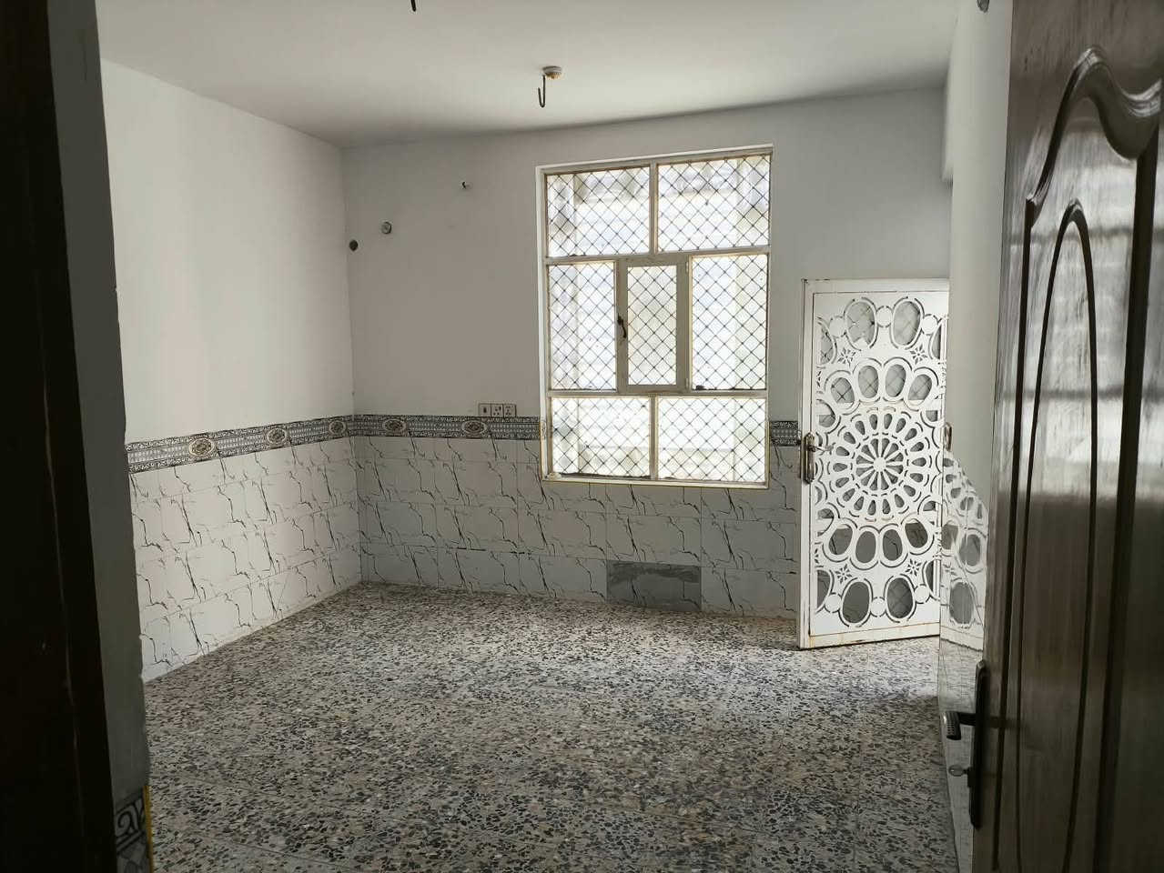 إعلان بيع بيت
بيت للبيع

المساحة: 100 متر مربع
الموقع: النجف – شارع المطار الجديد، مقابل مول جدو، قرب العلويات.

مواصفات البيت:

بناء نظيف جداً.

أساس صب وسقف صب.

غرفة نوم.

صالة واستقبال.

مطبخ.

صحيات.

سند 25 مع إقرار محكمة.

مشمول بالتطويب.

السعر: 42 مليون دينار عراقي، ويوجد مجال بسيط للتفاوض.

للاستفسار والتواصل: 📞 ***********
