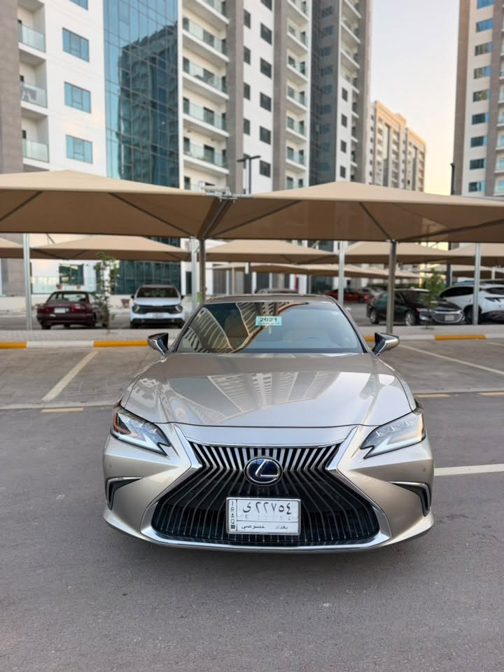 للبيع لكزز ES 300H الترا لكجري✔️

موديل 2021 ماشية 31 الف مايل جديدة حيل 
السيارة فول الفول اعلى مواصفات 
تبريد تدفئة كشنات 5 كامرات حساس امامي خلفي 
صندوك كهرباء شاشة كبيرة داخل قرميدي 
فتحة خزن كشنات وبردات بالبوب وبردة خلفية 

حادثها خلفي قبق صندوك وجاملغ خلفي 
السعر :280 ورقة وبيها مجال شي بسيط 

مكان السيارة بغداد العامرية .***********
