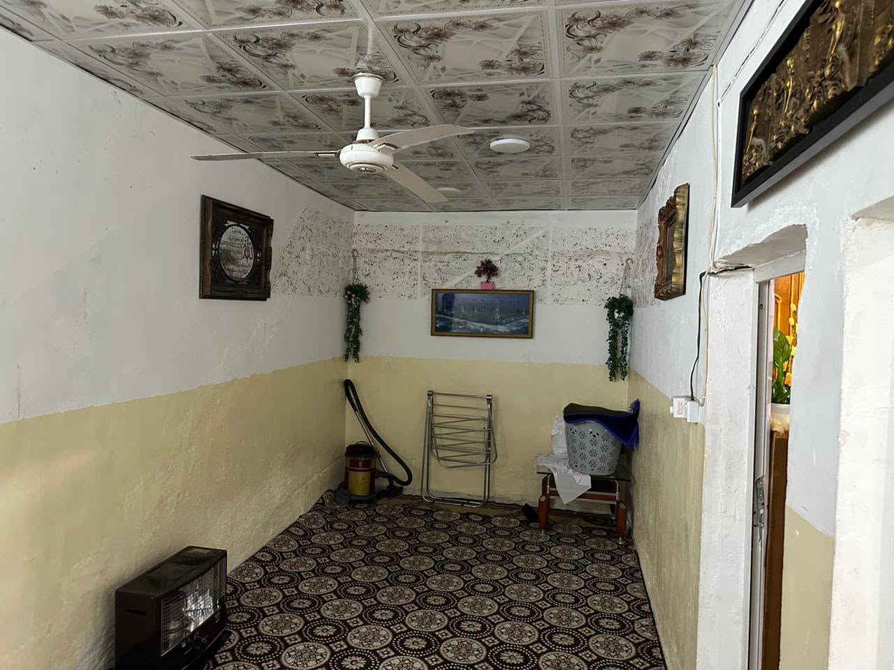 للبيع بيت طابو باسمي 200متر حي النداء مقابل جامع السلام بناءقديم مرمم ارضه بور سلين وسقوف ثانويه وعالي من الشارع وحاليا مؤجر 300ألف السعر 125وبي مجال للتواصل ***********@
