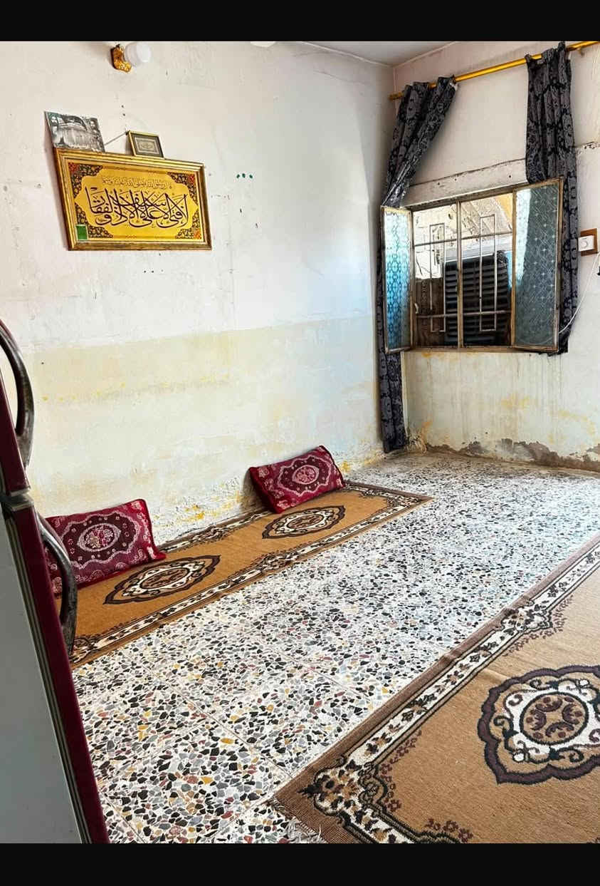 السلام عليكم بيت مساحه ١٠٠ متر للبيع في الحميدية قرب السوق الاول للاستفسار ***********
