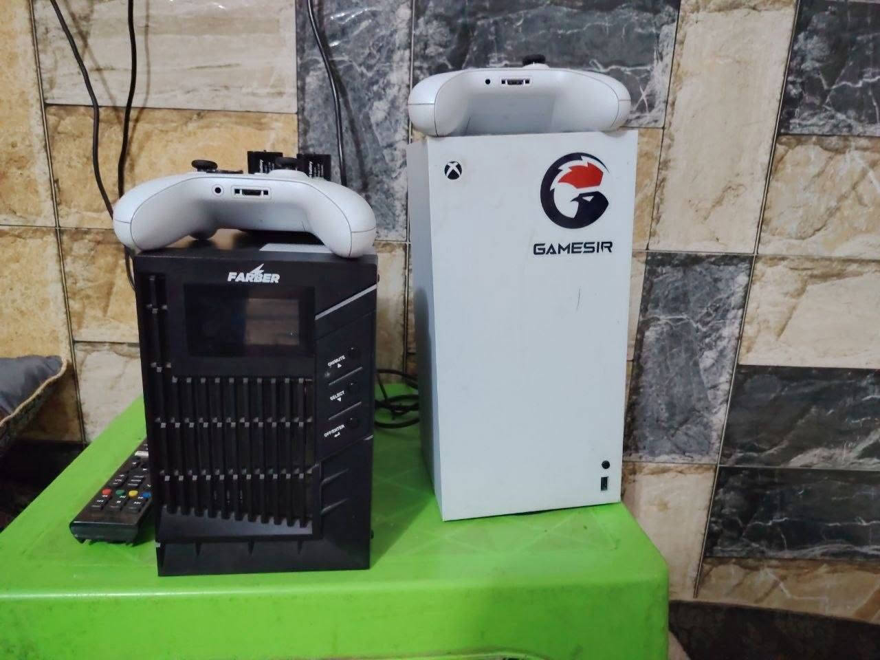 للبيع Xbox Series X + Farber Online UPS + يدين أصلية (استخدام أسبوع / زيرو)
المواصفات:

​Xbox Series X (1TB): بحالة الجديد تمامًا مع كارتونه وملحقاته.

​يدين تحكم: يد الجهاز الأصلية + يد إضافية أصلية 100% من Microsoft.

​Farber Online UPS (1KVA): جهاز حماية وتنظيم كهرباء ممتاز للحفاظ على الجهاز.

​الملحقات: جميع الكابلات والكراتين الأصلية موجودة بالكامل.

​السعر: 1,300,000 دينار عراقي (قفل).

​📍 المكان: [بغداد/مدينة الصدر] (معاينة وفحص قبل الشراء).

📞 التواصل: [*********** أو خاص]
