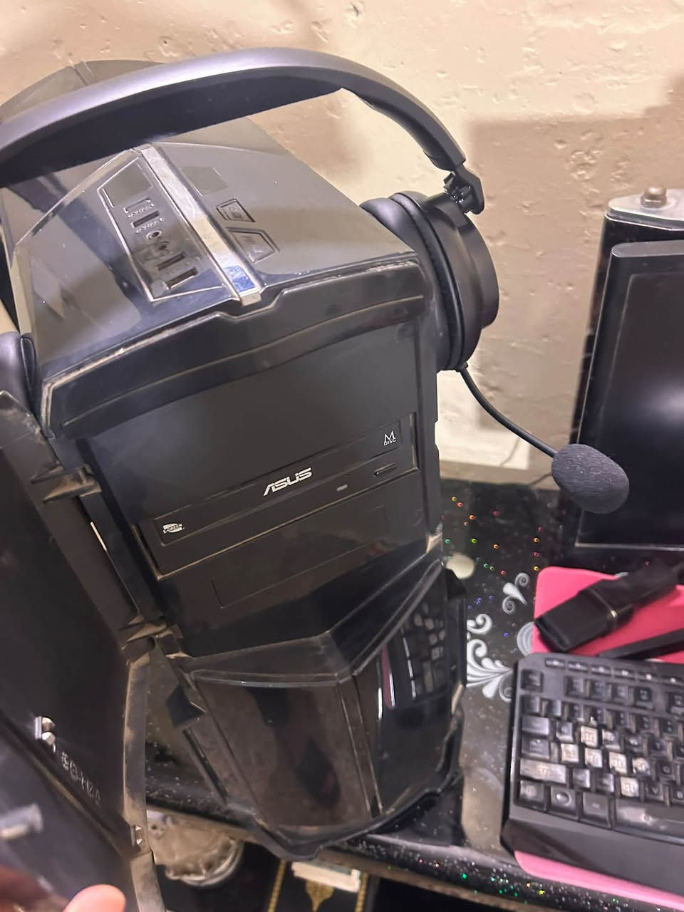 Pc للبيع مواصفاتها بل صور مكاني بغداد
***********

نص مكتوب في الصور:
- About Your PC is monitored and protected. See details in Windows Security Installed RAM 16.0 GB Speed: 2666 MHz Processor Intel(R) Core(TM) i5-10400F CPU @ 2.90GHz 2.90 GHz Graphics Card 6 GB NVIDIA GeForce GTX 1060 6GB 347 GB of 1.13 TB used Storage 1.13 TB DESKTOP-PUIF7Q5 System Product Name Rename this PC Device Specifications Copy Device Name DESKTOP-PULE7Q5 Processor Intel(R) Core(TM) i5-10400F CPU @ 2.90GHz 2.90 GHz Installed RAM 16.0 GB (15.9 GB usable) Graphics Card NVIDIA GeForce GTX 1060 6GB (6 GB) Storage 224 GB SSD KINGSTON SA400S37240G, 932 GB HDD WDC WD10EZEX-08WN4A0 Device ID F6A1EA9D-5B7A-40B5-A986-929245A07E80 Product ID 00330-80000-00000-AA663 System Type 64-bit operating system, x64-based processor Pen and touch No pen or touch input is available for this display Frequently asked questions How does having 16 GB or more of RAM impact my PC's performance? Can I run modern applications smoothly with this RAM capacity? Is my GPU sufficient for high end gaming and video experience? How can having a dedicated GPU enhance my experience and productivity? Am I running the latest version of the Windows OS? What is the latest Windows version?