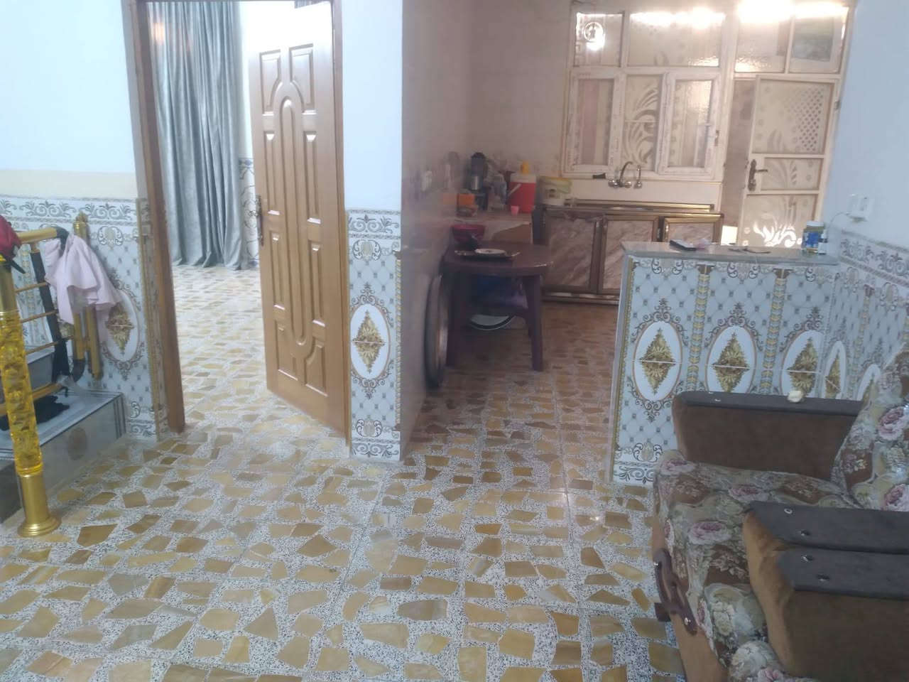 بيت للبيع 
المساحه  150م 
واجهه10م نزال 15م 
طابق واحد   يتكون  من 
2غرفه نوم +مطبخ حار بارد + حولي + استقبال +حمامات داخلي وخارجي   +بيتون كبيره  
البيت مرتب  كلش  موقعه  بدران مقابل دائره المرور  
 شارع الحلابصه  
مكتب وليد السامرائي 

لتواصل ***********
