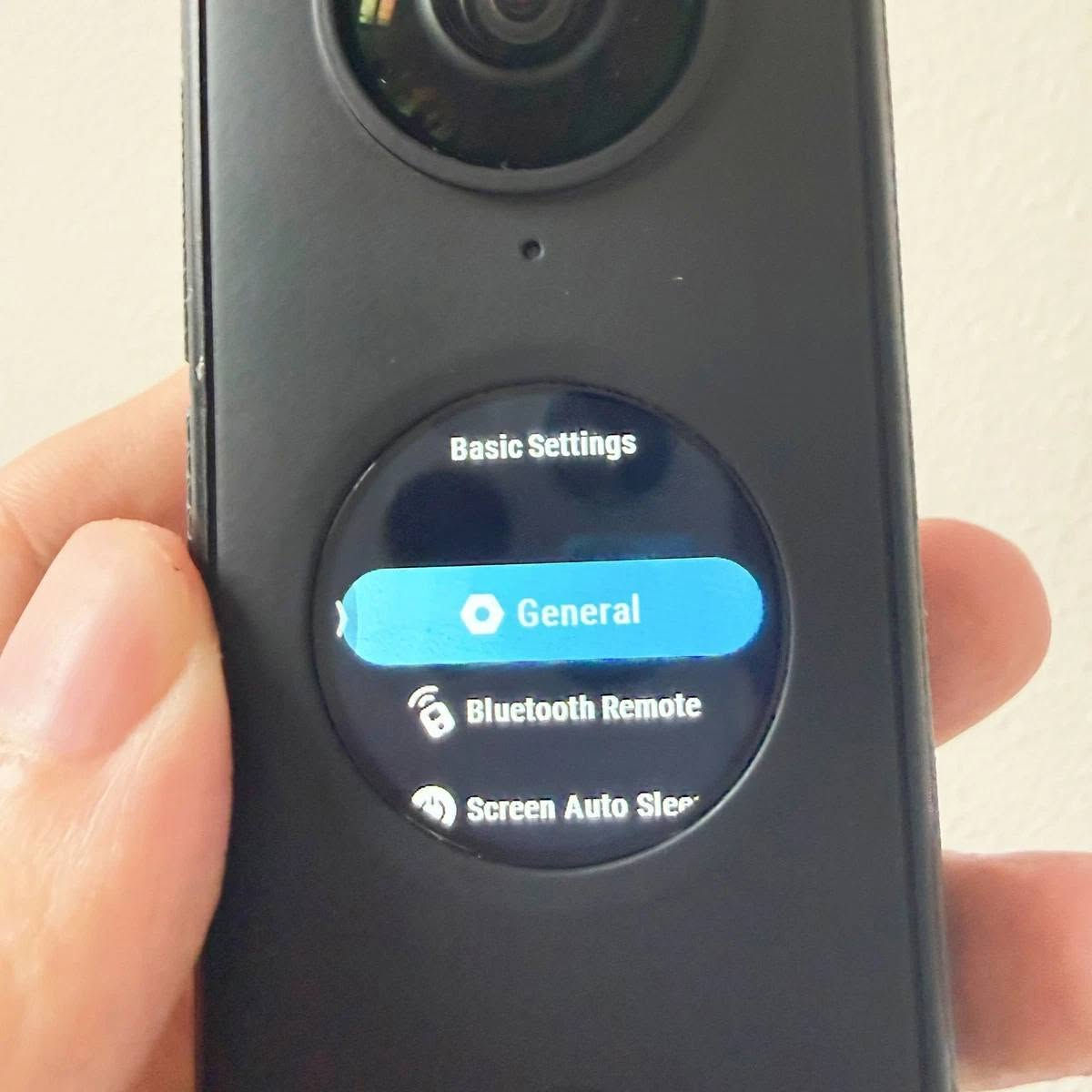 كاميرا الحركة Insta360 X2 بدقة 5.7K بزاوية 360 درجة، بحالة ممتازة مع حقيبة وكابل شحن اصلي هاتف *********** 