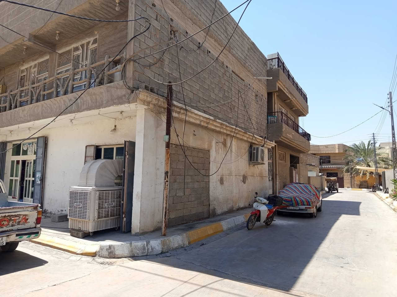 فرصه استثمارية عمارة ركن 300م للبيع طابو زراعي سند 25 تحويل مباشر تتكون من أسواق وبيت ارضي 150م وشقتين مساحة كل واحده 150م مؤجرات بدخل شهري مليون وأربعمائة ألف دينار كامل الخدمات أرصفة ومجاري واناره وماء وكهرباء وتبليط وخط مولد وشارع عرضه 12م منطقة سكنية متكاملة بعقوبة بهزر حي القادسيه الفرع الرابع السعر 375مليون وقابل للتفاوض للاستفسار خاص او ***********
