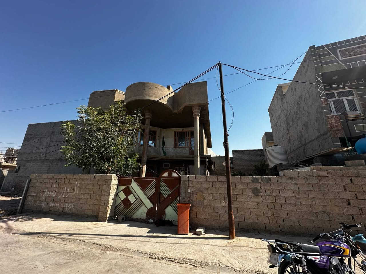السلام عليكم
دار للبيع ملك طابو زراعي سند 25مكون من طابقين الطابق الأول غرفتين نوم وصاله ومطبخ واستقبال وحمامات 
طابق الثاني أيضا غرفتين نوم وحمامات وصاله مساحة الدار 360البناء 250وحديقه 120
موقع ..جرف الملح قرب جامع الفتاح 
للاستفسار على هذا الرقم ***********
