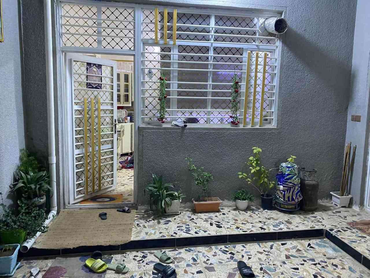🏡 بيت حديث للبيع في الزعفرانية (السدة)
 المساحة: 180 متر (بناء حديث، ماء مستمر).
 الملكية: طابو زراعي (سند 25).
 الميزة: درج داخلي + درج خارجي (إمكانية فصل الطابقين بسهولة).
🔹 الطابق الأرضي:
طارمة، استقبال، صالة، غرفتين نوم، (2) ترك، (2) صحيات.
🔹 الطابق الثاني:
3 غرف نوم (واحدة سويت بحمام داخلي)، صالة، صحيات، بلكونة، سطح أول + سطح ثاني.
 للتواصل والاستفسار: ***********
سعر: 170

