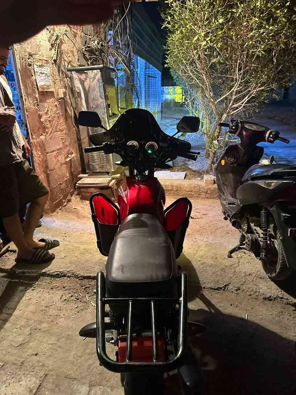 السلام عليكم شباب دراجه شاينك موديل 24 اروقها كامله مكينتها نضيفه اصوليه بوجهك تروح ترقم دلفري ممشتغله الدراجه جديده كلها بلاديه السعر 975 وبيها مجال بسيط 
المكان/ بغداد محموديه 
الرقم/***********  بي واتساب
