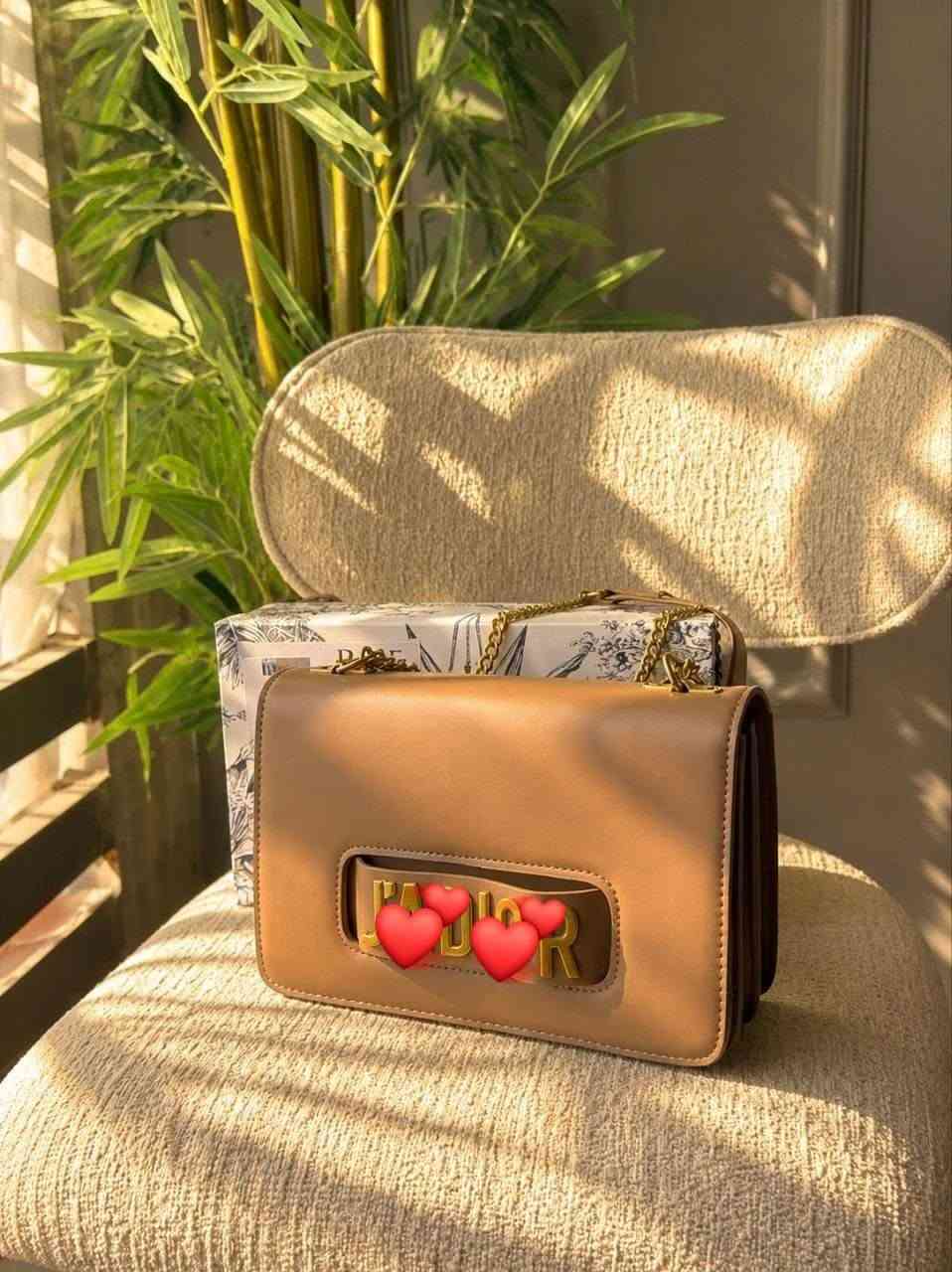 ✨👜 حقيبة د.يور بحجم 25 سم 👜✨

فخامة وأناقة بتصميم راقٍ يخطف الأنظار من أول نظرة 🤍
حجم عملي ومناسب لأساسياتك، وتفاصيل أنيقة تكمل إطلالتك اليومية والمناسبات ✨

💯 فول ماستر كوالتي
💰 السعر: 35 ألف دينار فقط

🚘 التوصيل لجميع محافظات العراق: 5 آلاف دينار

📲 للحجز والاستفسار عبر الواتساب:
***********

يرجى إرسال:
📸 صورة القطعة المطلوبة
👤 الاسم
📞 رقم الهاتف
📍 العنوان الكامل
