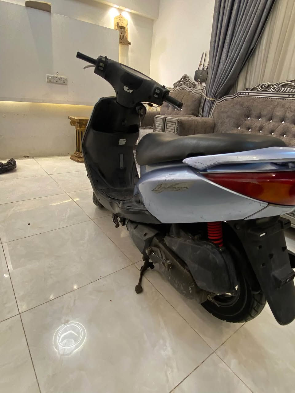 السلام عليكم بريز لايت ناصي دراجه بلاديه كلها ومختمه كهربائيات كلها شغاله منل طول للطول دراجه ماعوزها شي مكينه شلعه ومعدل بلاديه السعر 750المكان الشعب رقم الهاتف ***********
