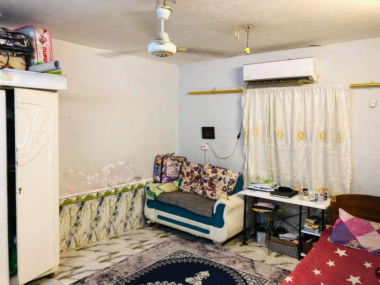 السلام عليكم
دار للبيع في دور الشرطة ال 74 خلف محطة الكندي طابقين المساحة 200 طابو صرف 
الطابق الاول 
غرفتين +صالة +استقبال+مطبخ +صحيات داخلية وخارجية +كراج سيارة وحديقة

الطابق الثاني 
غرفتين +صاله+مخزن +مجموعة صحيات
السعر175قابل لتفاوض
***********
