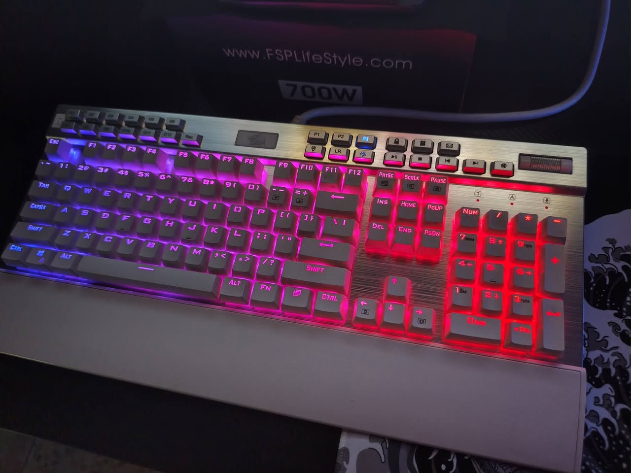للامانه مستخدم كم يوم 
بعد جديد و نظافة 💯%
Redragon K550 Yama
لون مميز 
سيلفر و ابيض
ميكانيكي
مكان بغداد البياع 
***********
