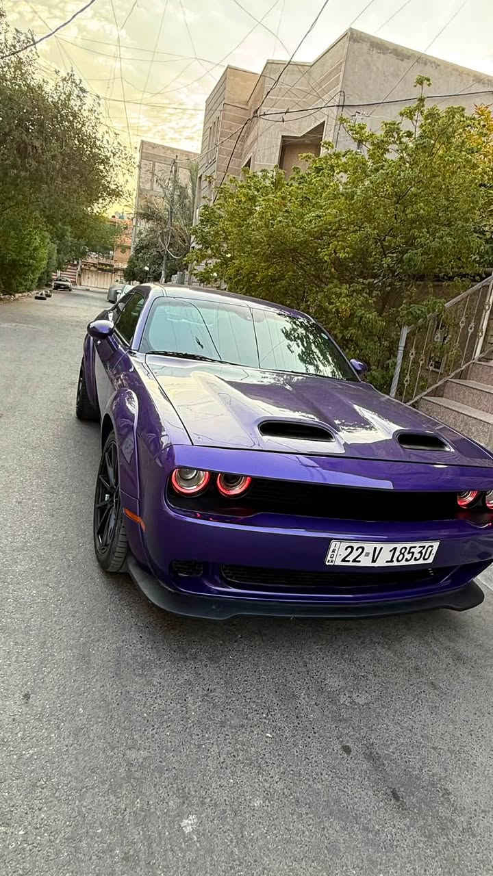 لموديل: دودج تشالنجر SXT 2023.
* المحرك: 3.6 لتر Pentastar V6.
* ناقل الحركة: أوتوماتيك 8 سرعات.
* نظام الدفع: خلفي (RWD)، . 
ماشيه 42 الف فقط 
* لون: بنفسجي للامع، وهو من أشهر ألوان الجالنجر
* كيت وايد بدي كامل:
    * 
    * صدامات رياضية.
    * سبلتر أمامي.
* الإطارات: عريضة بقياس 305.
* الشعارات: باللون الأسود (Blackout).

* مقاعد رياضية قماش بلادي .
* شاشة وسطية مع نظام Uconnect.
* دعم Apple CarPlay وAndroid Auto.
* كاميرا خلفية وحساسات اصطفاف.

سياره قطعتين صبغ بدون حادث  مجرد طخه  بدون دواخل ولا اي شي رقمها سليمانيه وكاله عامه ب اسمي تريد وكاله تريد سنويه ب اسمك 

مكانها بغداد الكراده ***********
180 قفل
