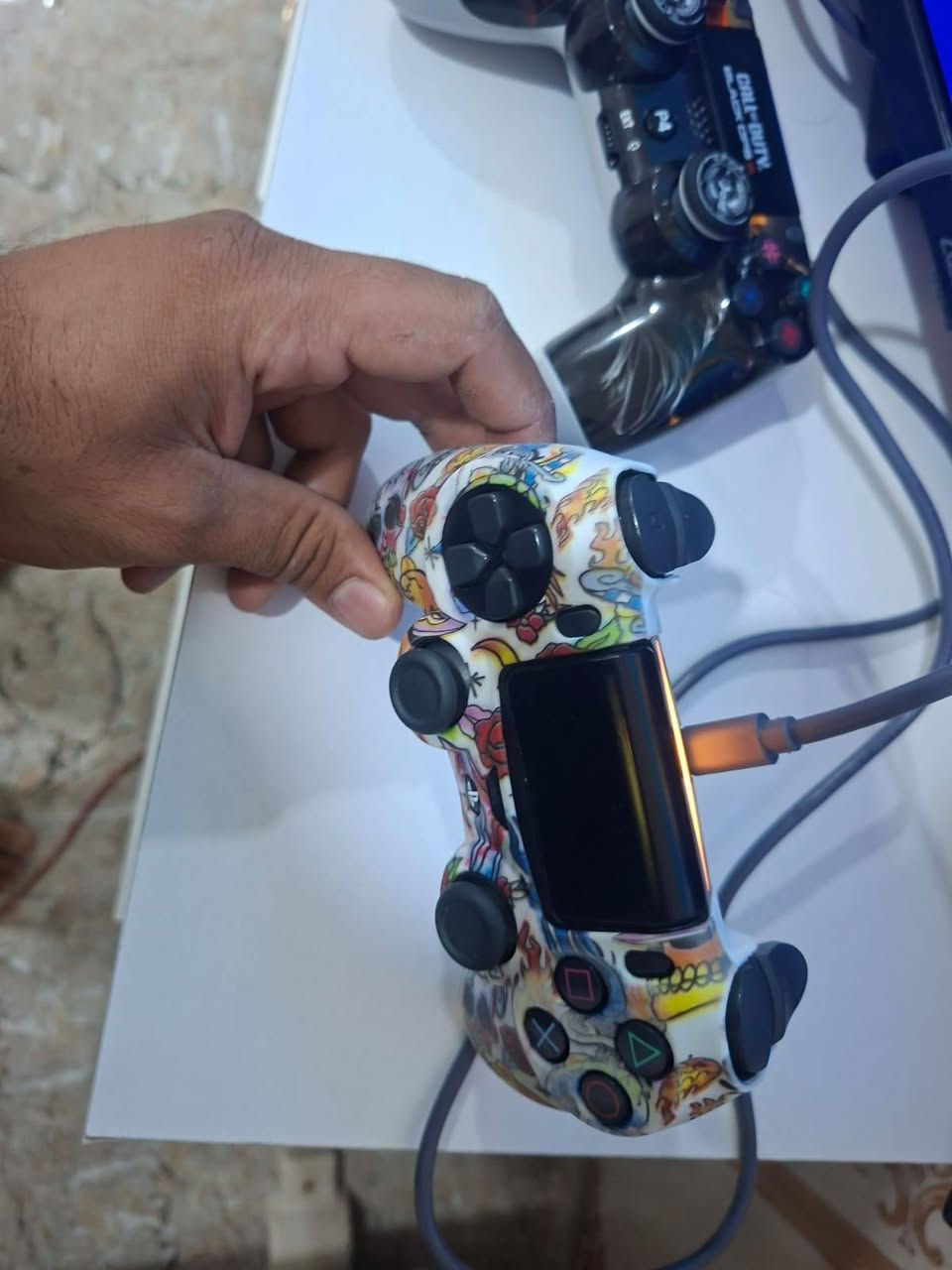 للبيع: بلاي ستيشن 4 سليم (PS4 Slim) بحالة ممتازة - كربلاء
​جهاز بلاي ستيشن 4 سليم (لون أسود، سعة 500 جيجا) للبيع. الجهاز بحالة ممتازة، نظيف جداً، لم يسبق فتحه أو صيانته (الختم الأصلي موجود كما في الصورة).
​المميزات والإضافات:
​يدتين تحكم: يد أصلية مع الجهاز، ويد تحكم احترافية بتصميم خاص "بلاك اوبس" (كما هو موضح في الصور).
​ألعاب رائعة: محمل عليه مجموعة من أشهر الألعاب الرقمية المميزة (الغير متوفرة للتحميل المجاني على النت)، بما في ذلك:
​God of War 4
​Grand Theft Auto V (GTA V) - Premium Edition
​Resident Evil Revelations 2
​Little Nightmares
Roblox 
​وغيرها الكثير من الألعاب المثبتة على الجهاز.
​شاحن وجميع الملحقات: يأتي مع كافة أسلاكه، بالإضافة إلى شاحن يد التحكم السريع (Dock) في علبته .
​كرتون الجهاز: متوفر وبحالة جيدة جداً.
​السعر: 300,000 دينار عراقي (ثلاثمائة ألف دينار). السعر قابل للتفاوض البسيط للجادين.
​المكان: كربلاء - الحسينية - العطيشي.
​طريقة التواصل:
للراغبين بالشراء، يرجى التواصل حصراً عبر واتساب على الرقم التالي أو الاتصال مباشرة:
📞 ***********
